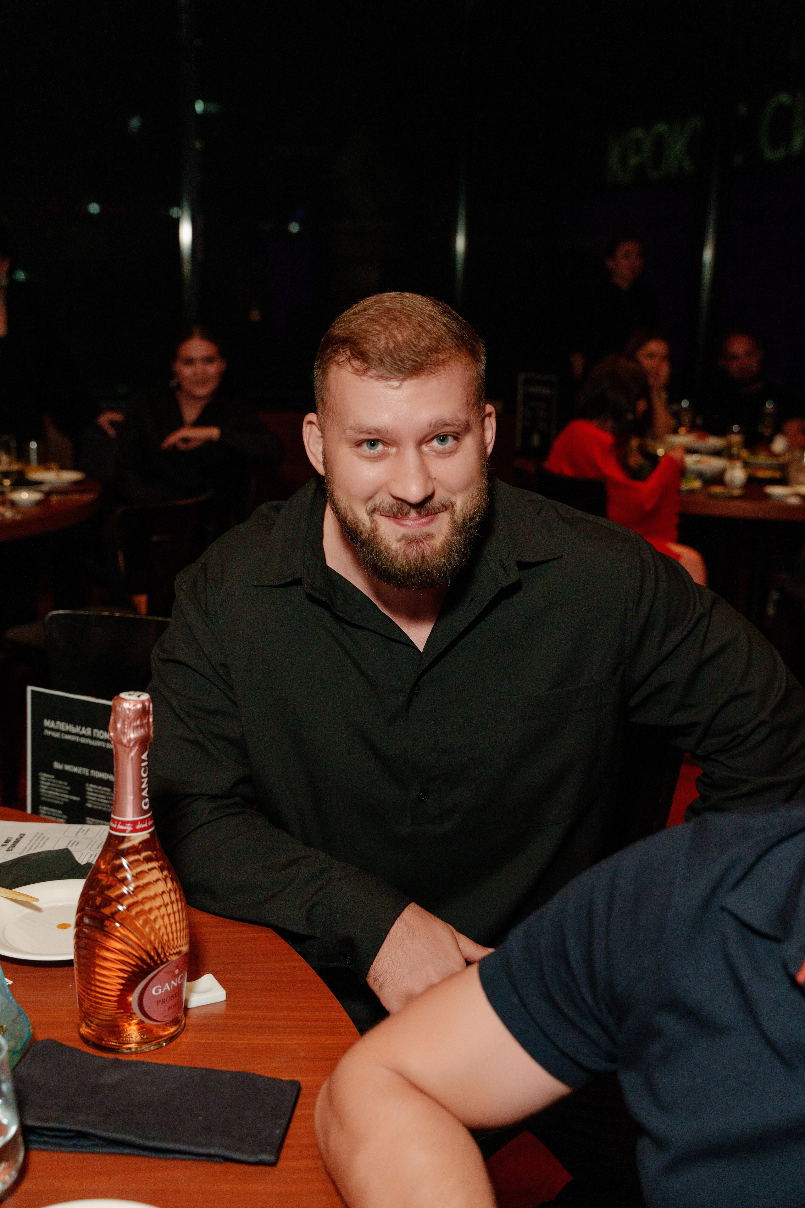 Репортажный фотограф на день рождения в ресторане KAI. Репортажный фотограф Москва Сергей Дружинин