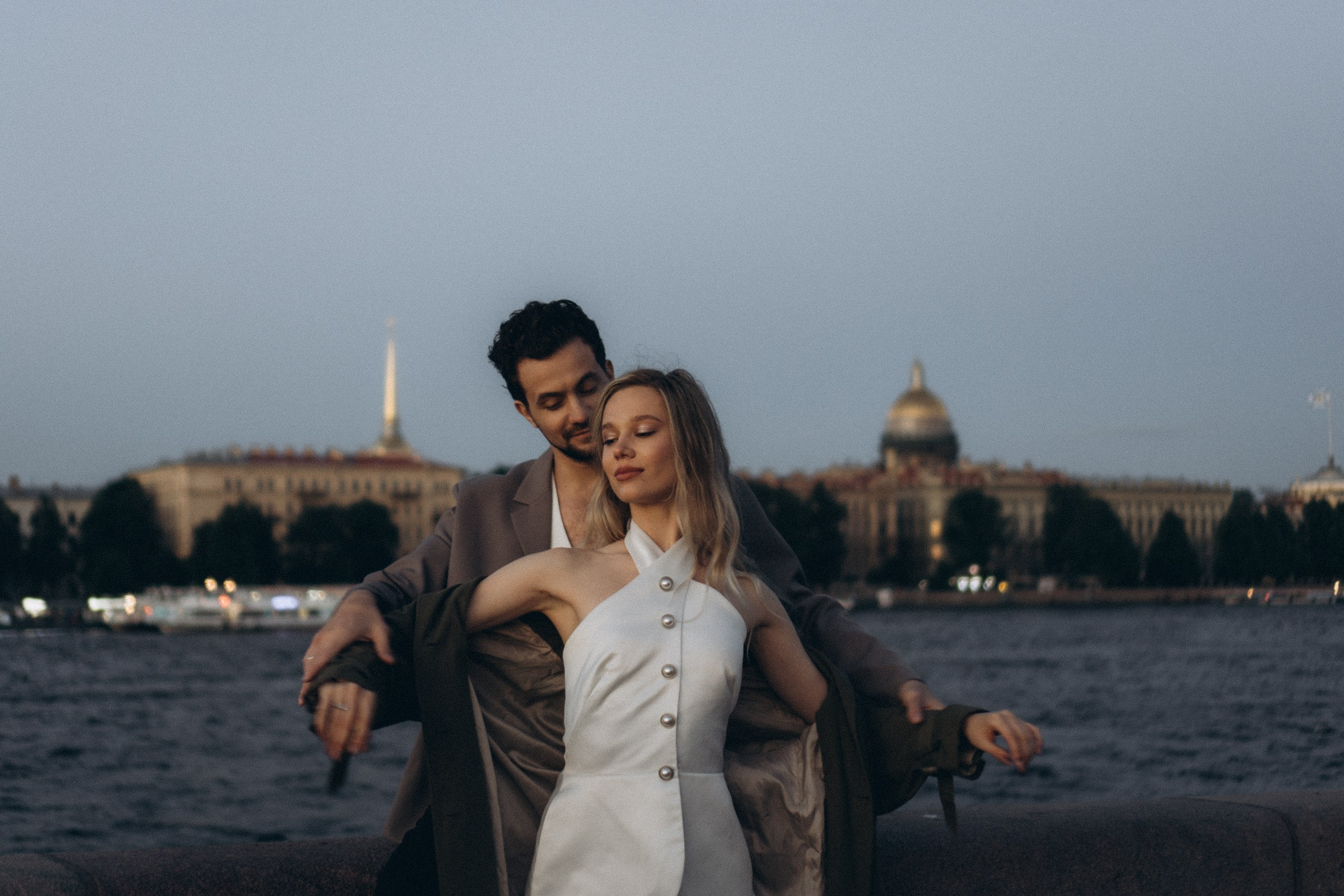 СВАДЕБНАЯ СЬЕМКА ПАРЫ НА РАССВЕТЕ В БЕЛЫЕ НОЧИ И ПРОГУЛКА С РАЗВОДНЫМИ МОСТАМИ И ПИКНИК ВОЗЛЕ ИСАКИЕВСКОГО СОБОРА. Профессиональный фотограф, Санкт-Петербург — Виктория Богомолова