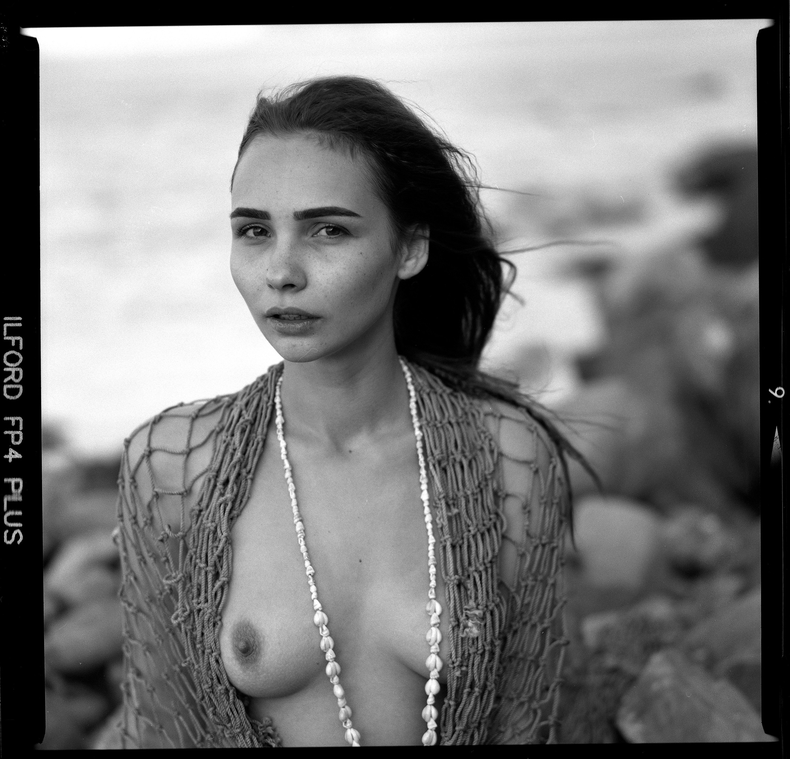 Арт-ню съемка на черно-белую пленку. Art nude film photographer Roman Silentium