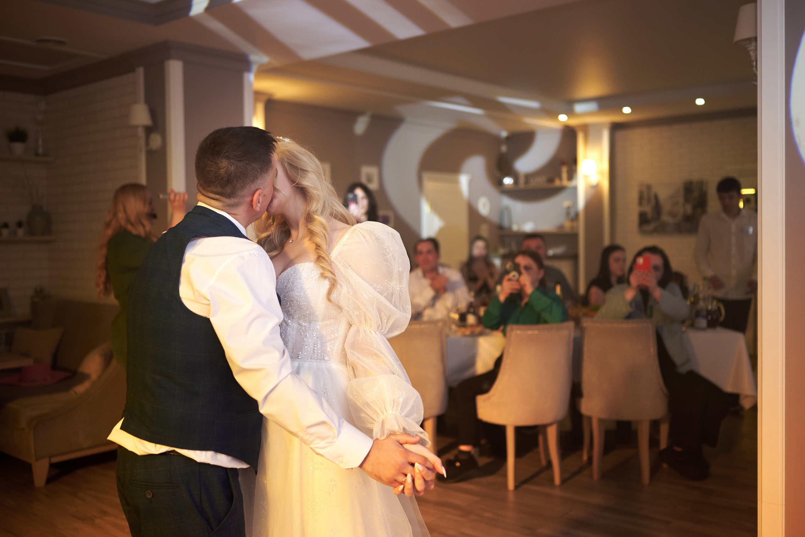 Фотограф Старый Оскол, Губкин. Свадебная фотосессия, доступная цена. Профессиональный фотограф Старый Оскол, Губкин — свадьба, венчание, крещение, юбилей и день рождения