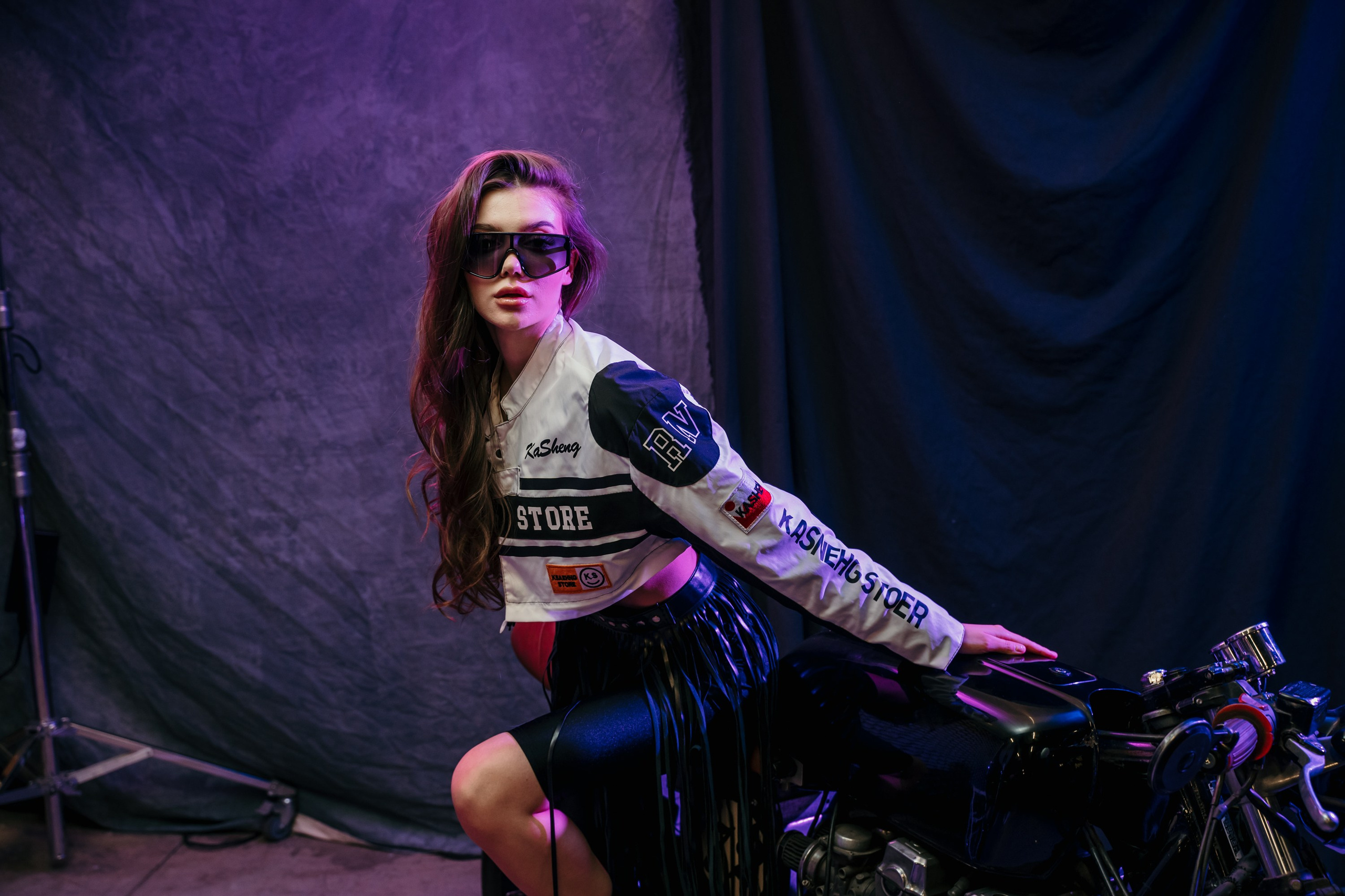 Фотосессия с мотоциклом в студии Санкт-Петербург. Свадебный, семейный, портретный, репортажный фотограф в Санкт-Петербурге