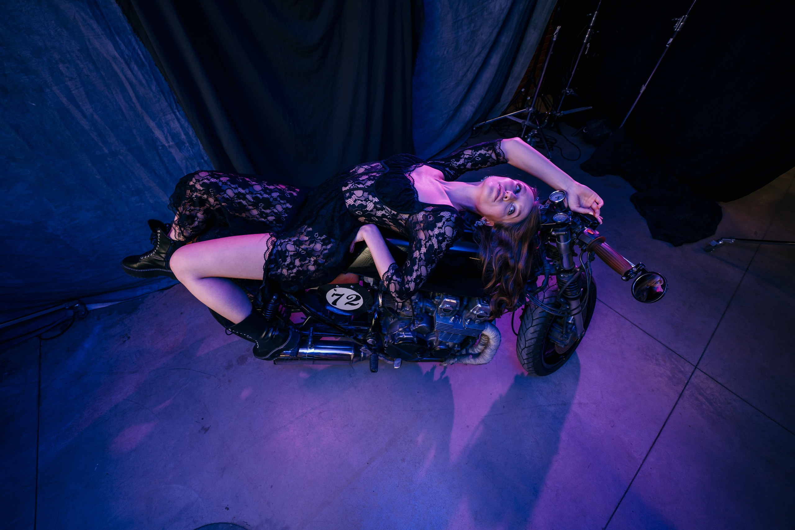 Девушки-байкеры — Фотосессия с мотоциклом в Питере. Свадебный, семейный, портретный, репортажный фотограф в Санкт-Петербурге