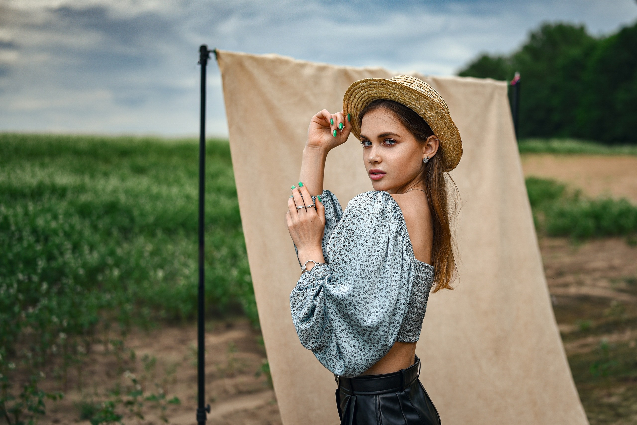 Фотосессия в поле. Компания и фотошкола по созданию контента в Москве