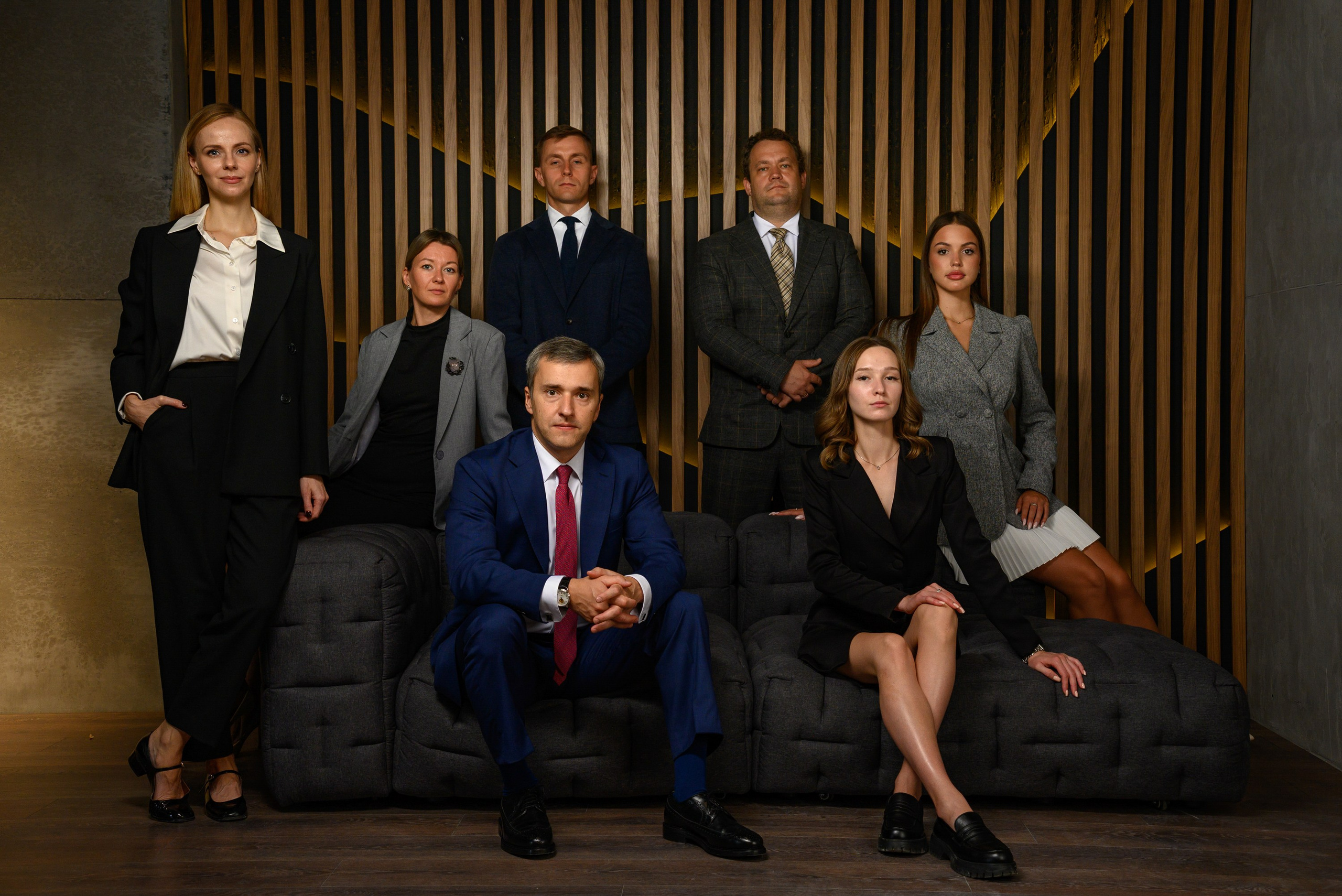 Деловая групповая фотосессия. Компания и фотошкола по созданию контента в Москве