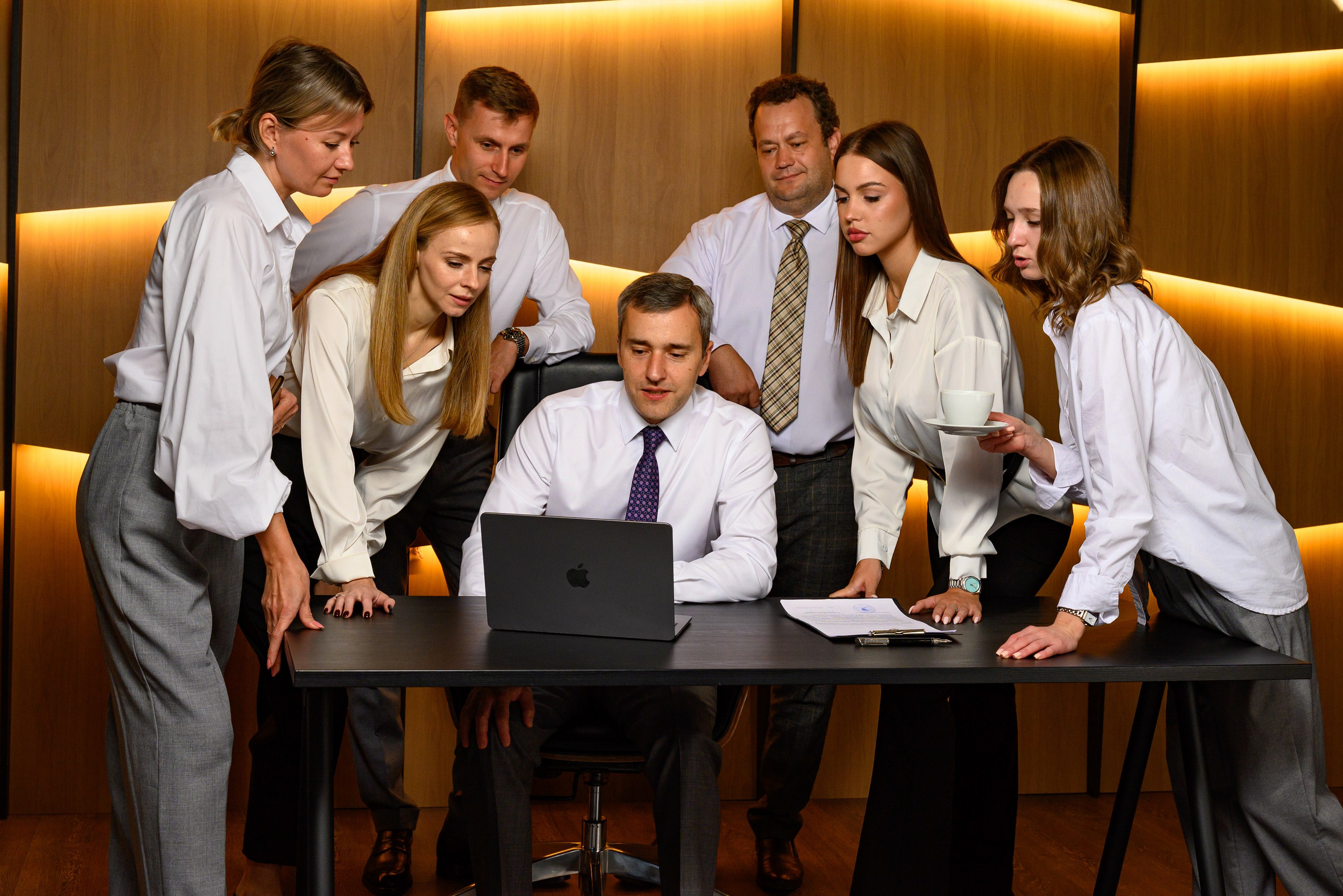 Деловая групповая фотосессия. Компания и фотошкола по созданию контента в Москве