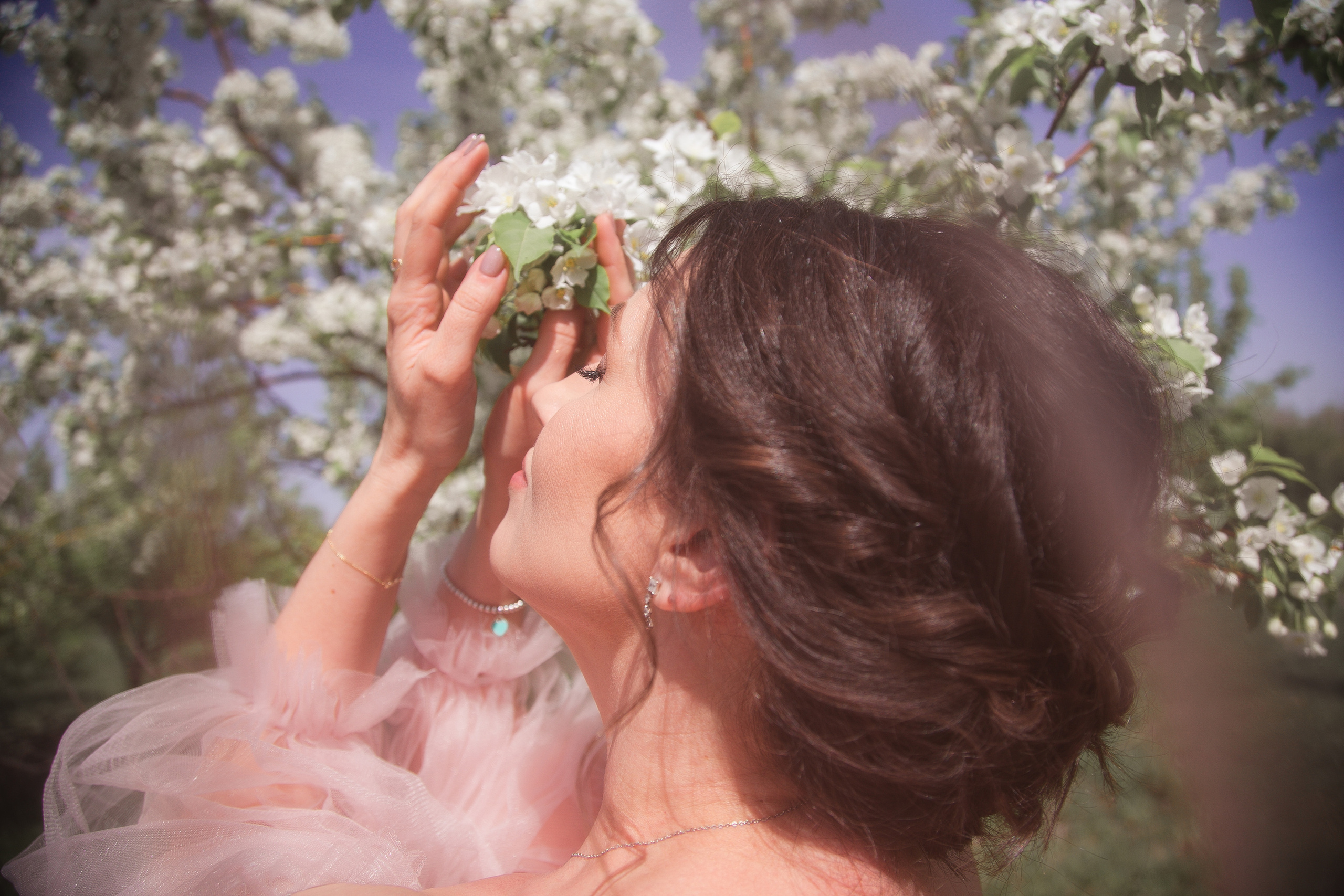 Эльвира «Пробуждение» в весеннем цветении. Женский фотограф и фототерапевт в Алмате Камиля Сабитова