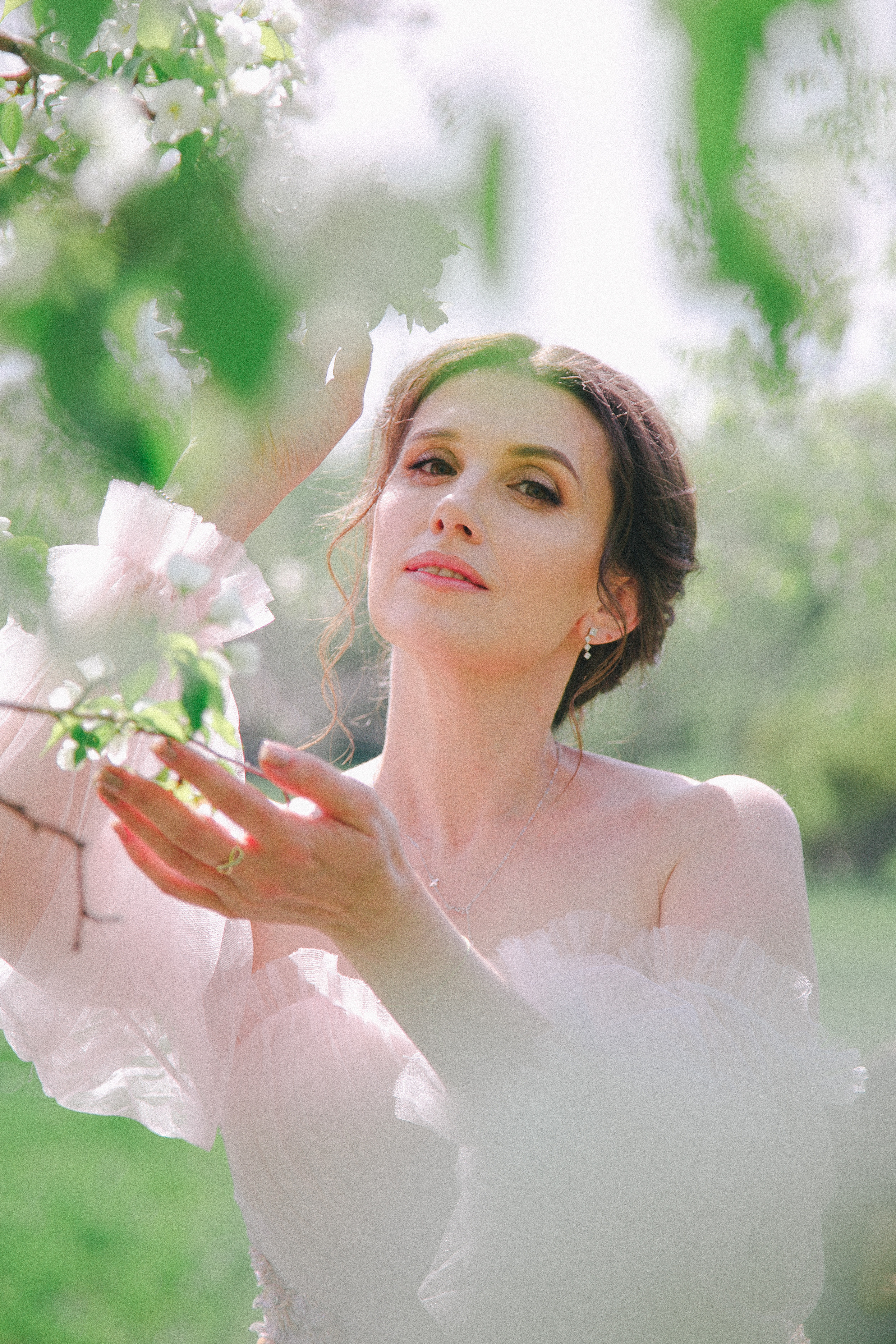 Эльвира «Пробуждение» в весеннем цветении. Женский фотограф и фототерапевт в Алмате Камиля Сабитова