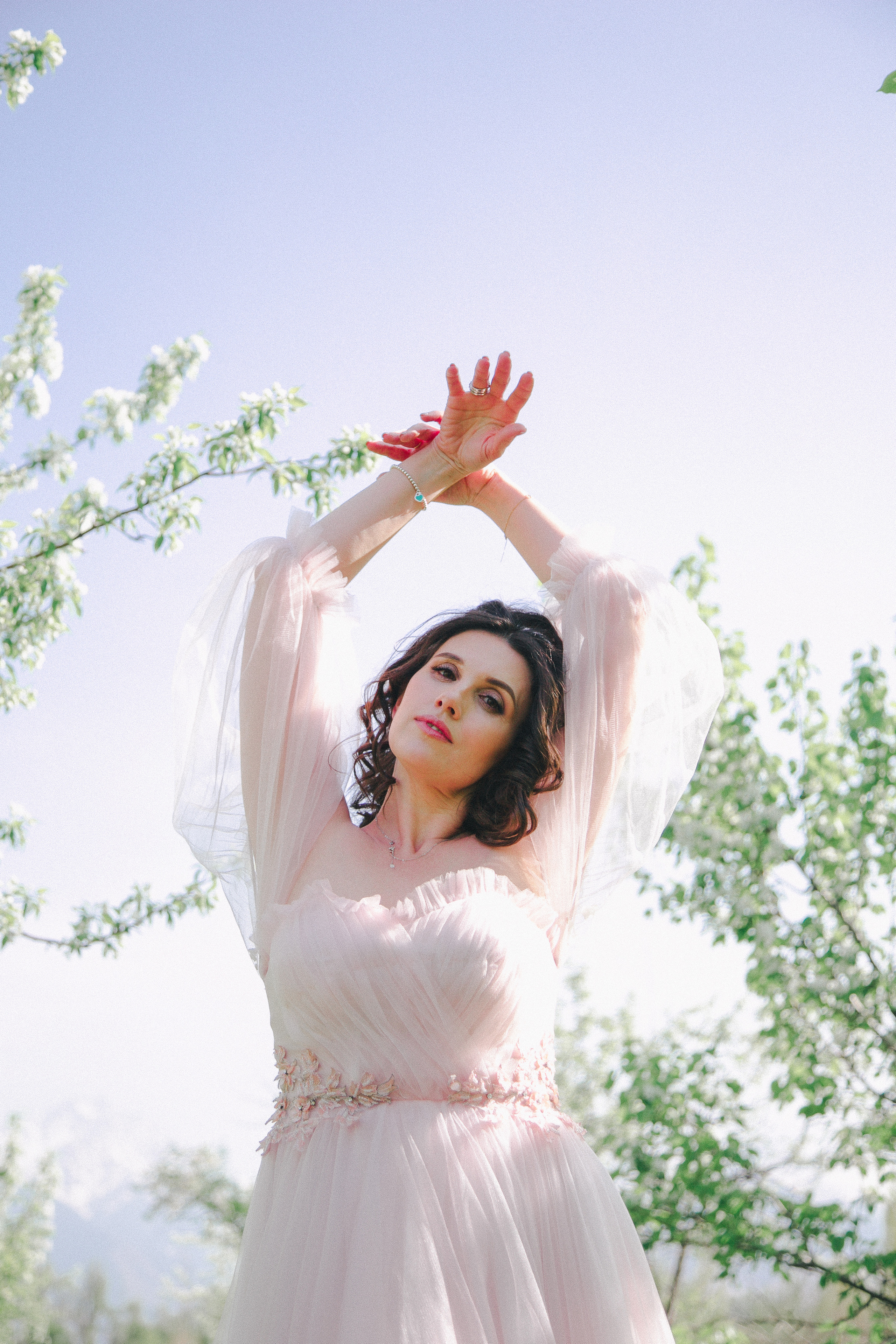 Эльвира «Пробуждение» в весеннем цветении. Женский фотограф и фототерапевт в Алмате Камиля Сабитова