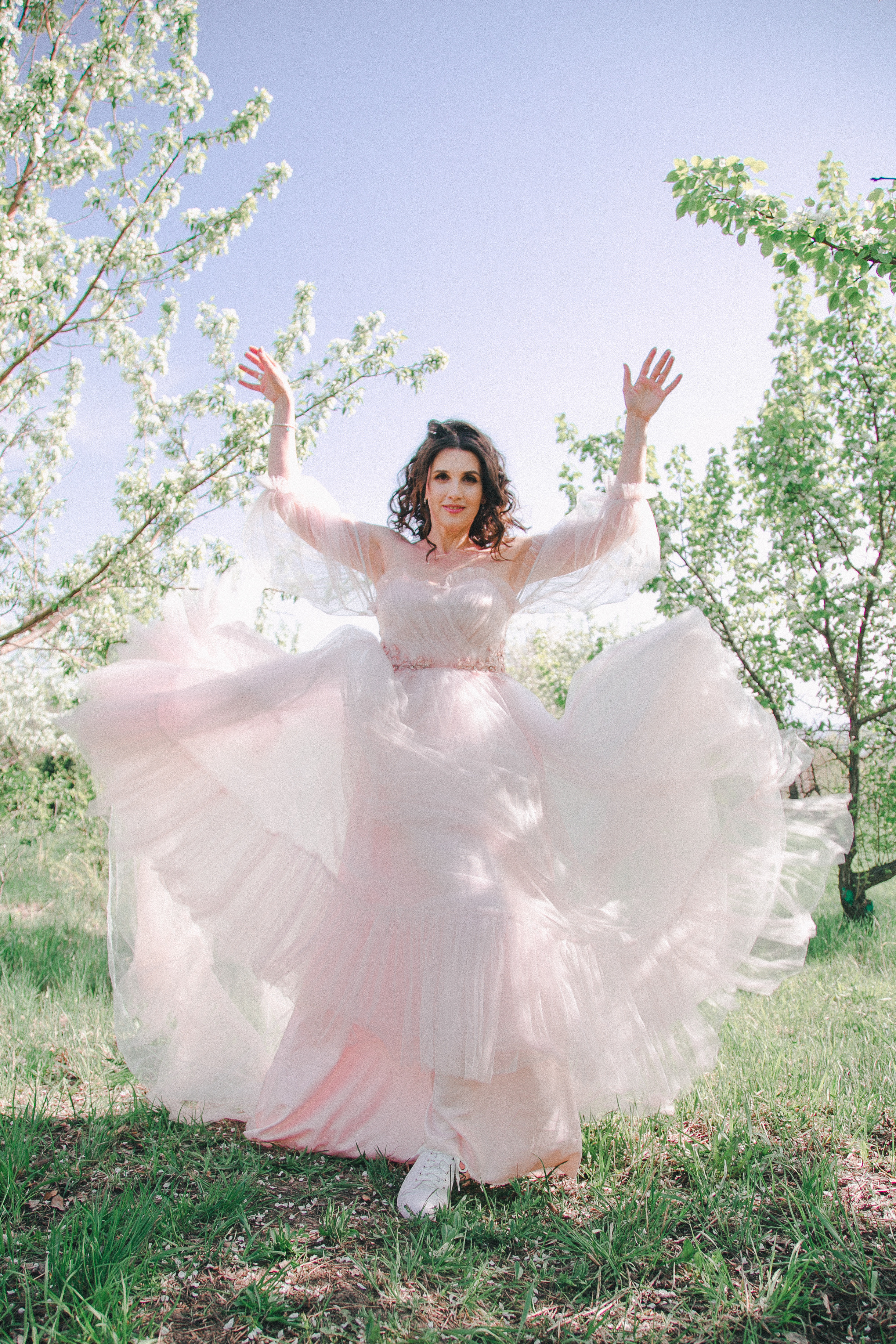 Эльвира «Пробуждение» в весеннем цветении. Женский фотограф и фототерапевт в Алмате Камиля Сабитова