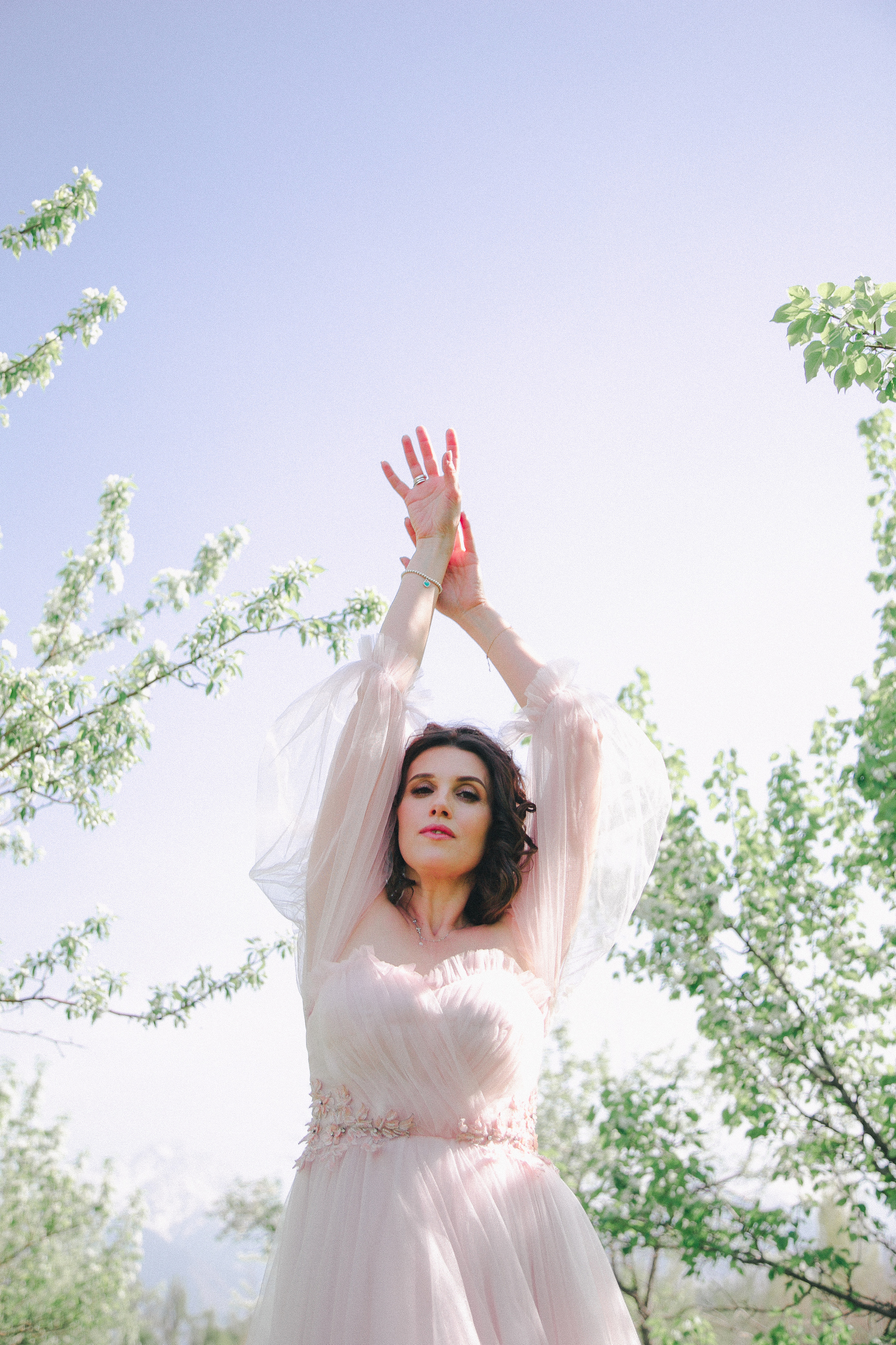 Эльвира «Пробуждение» в весеннем цветении. Женский фотограф и фототерапевт в Алмате Камиля Сабитова