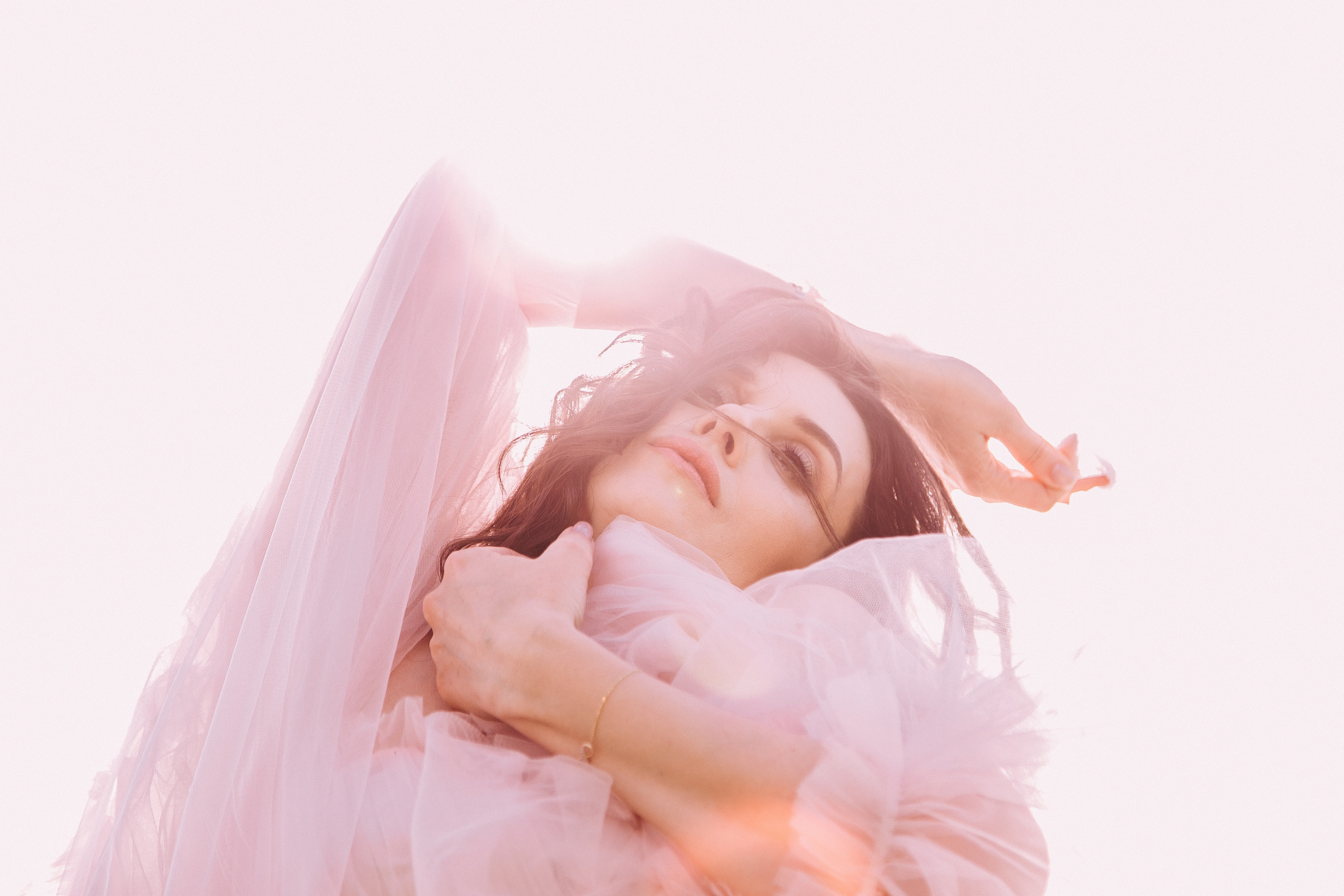 Эльвира «Пробуждение» в весеннем цветении. Женский фотограф и фототерапевт в Алмате Камиля Сабитова