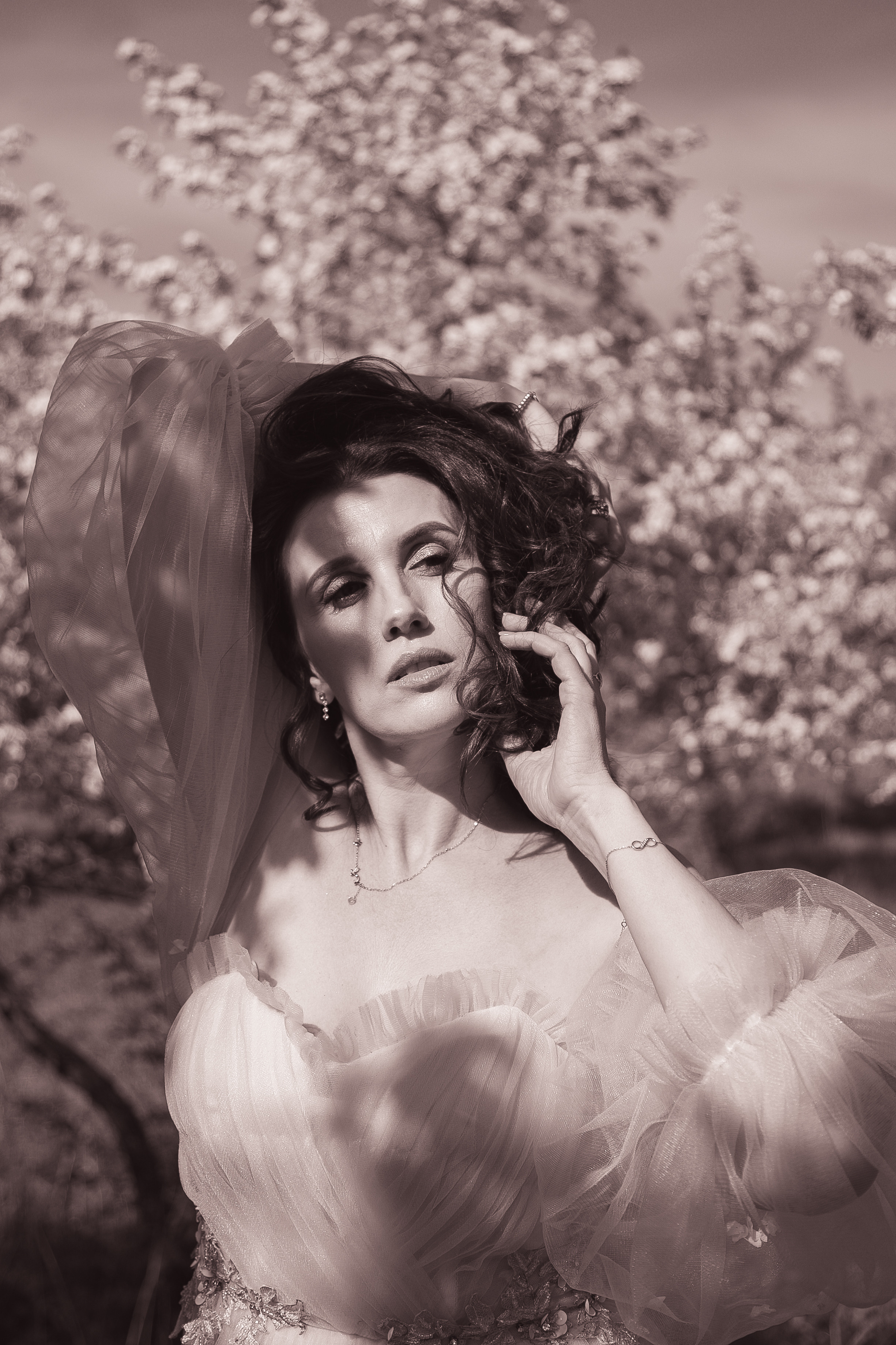 Эльвира «Пробуждение» в весеннем цветении. Женский фотограф и фототерапевт в Алмате Камиля Сабитова