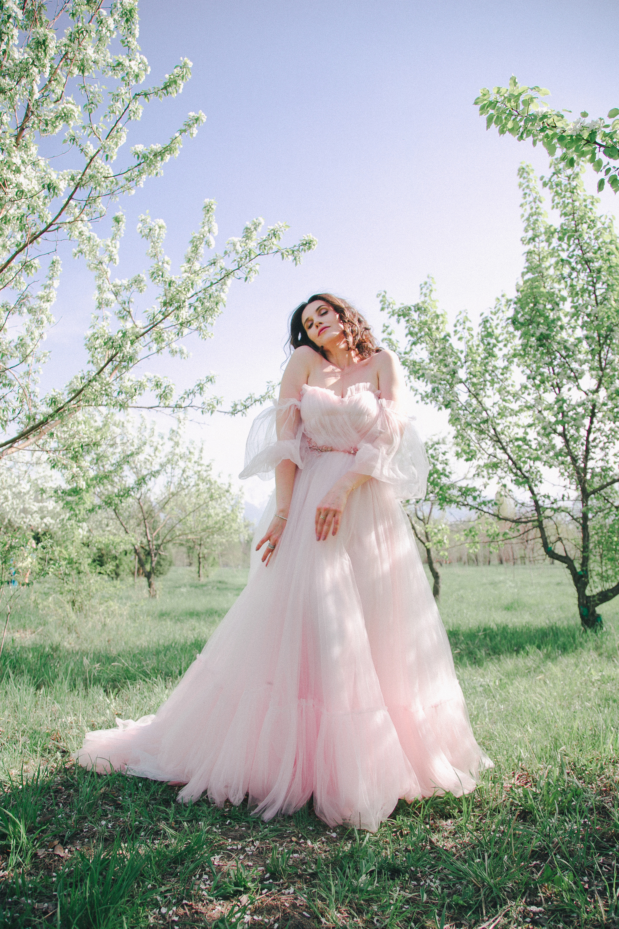 Эльвира «Пробуждение» в весеннем цветении. Женский фотограф и фототерапевт в Алмате Камиля Сабитова