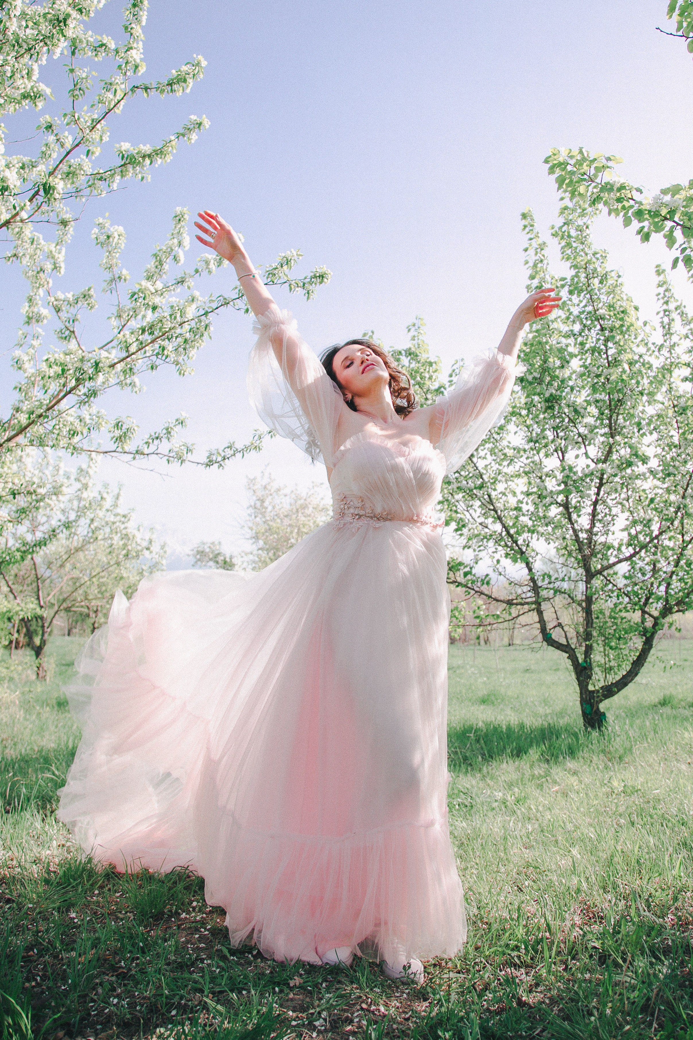 Эльвира «Пробуждение» в весеннем цветении. Женский фотограф и фототерапевт в Алмате Камиля Сабитова