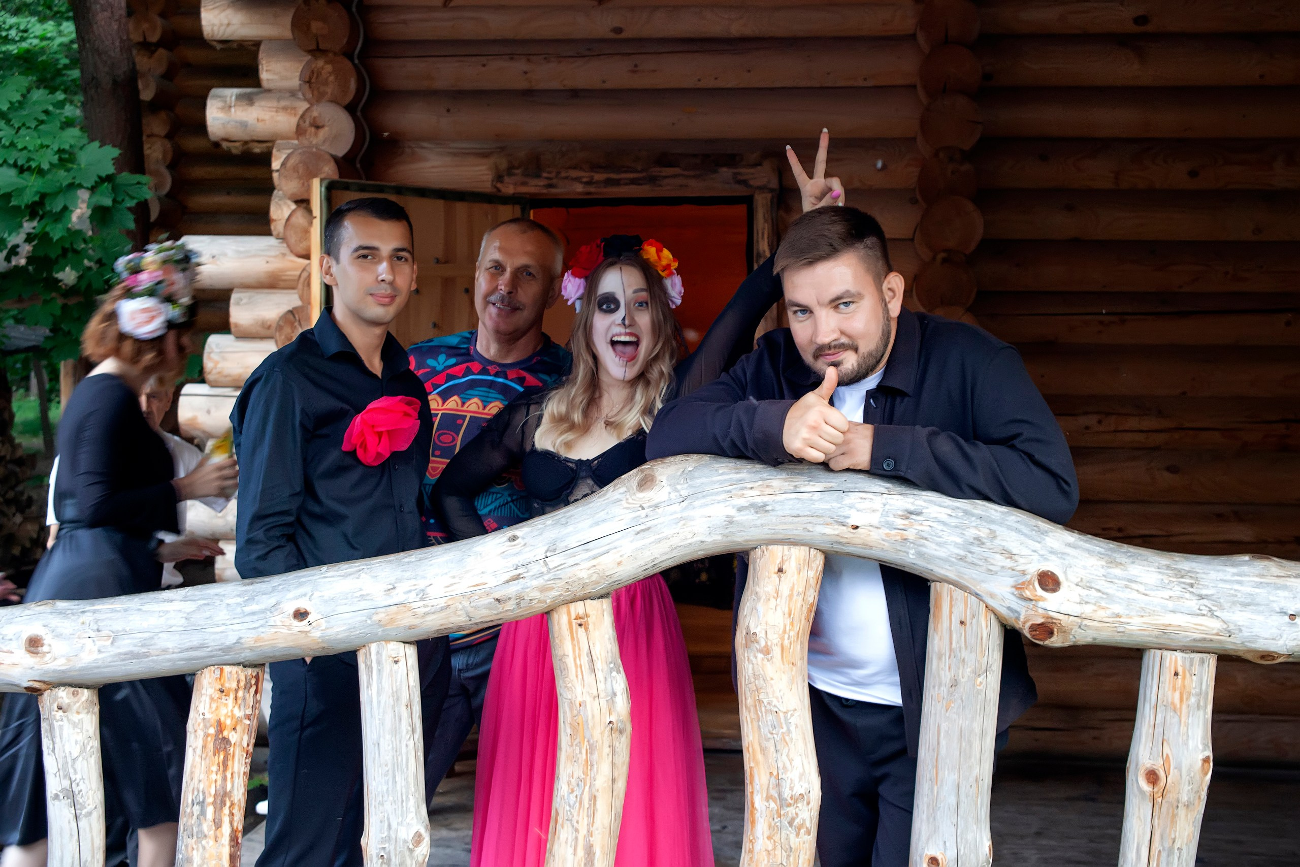 Ведущий в окружении гостей  - репортажная съёмка в Ульяновске