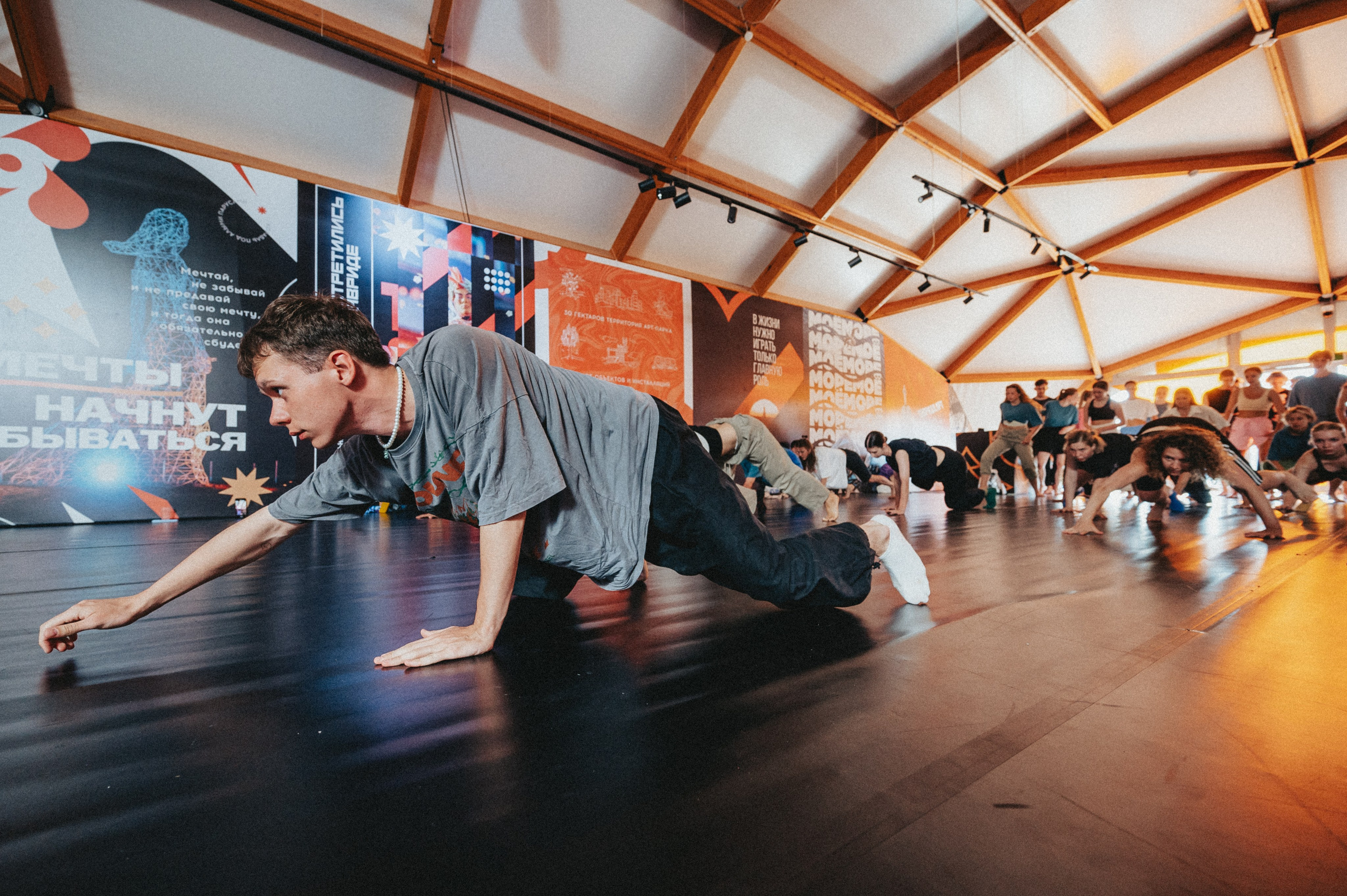 Съемка репетиции танцоров перед выступлением в Ростове-на-Дону