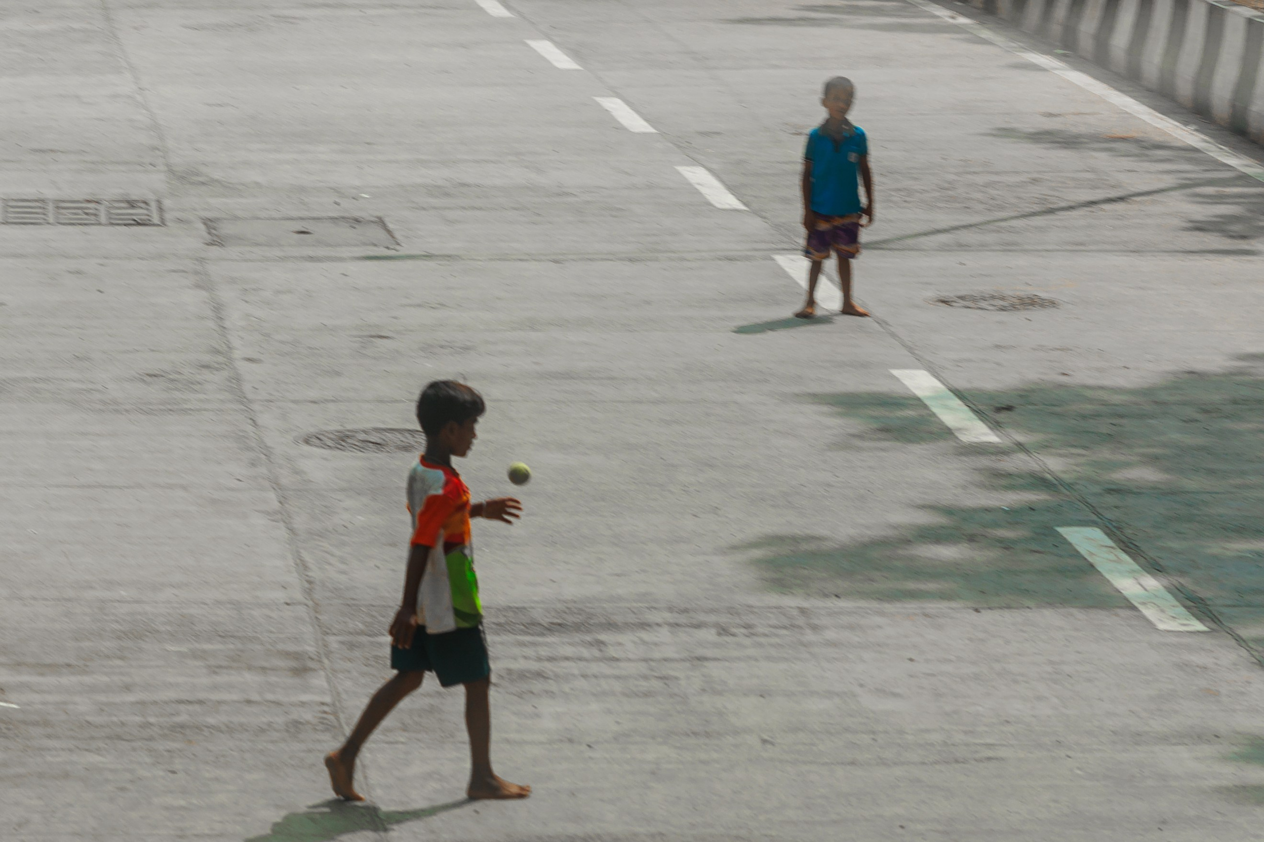 Уличная сцена в Индии, люди, мотоциклы и краски, документальная фотография