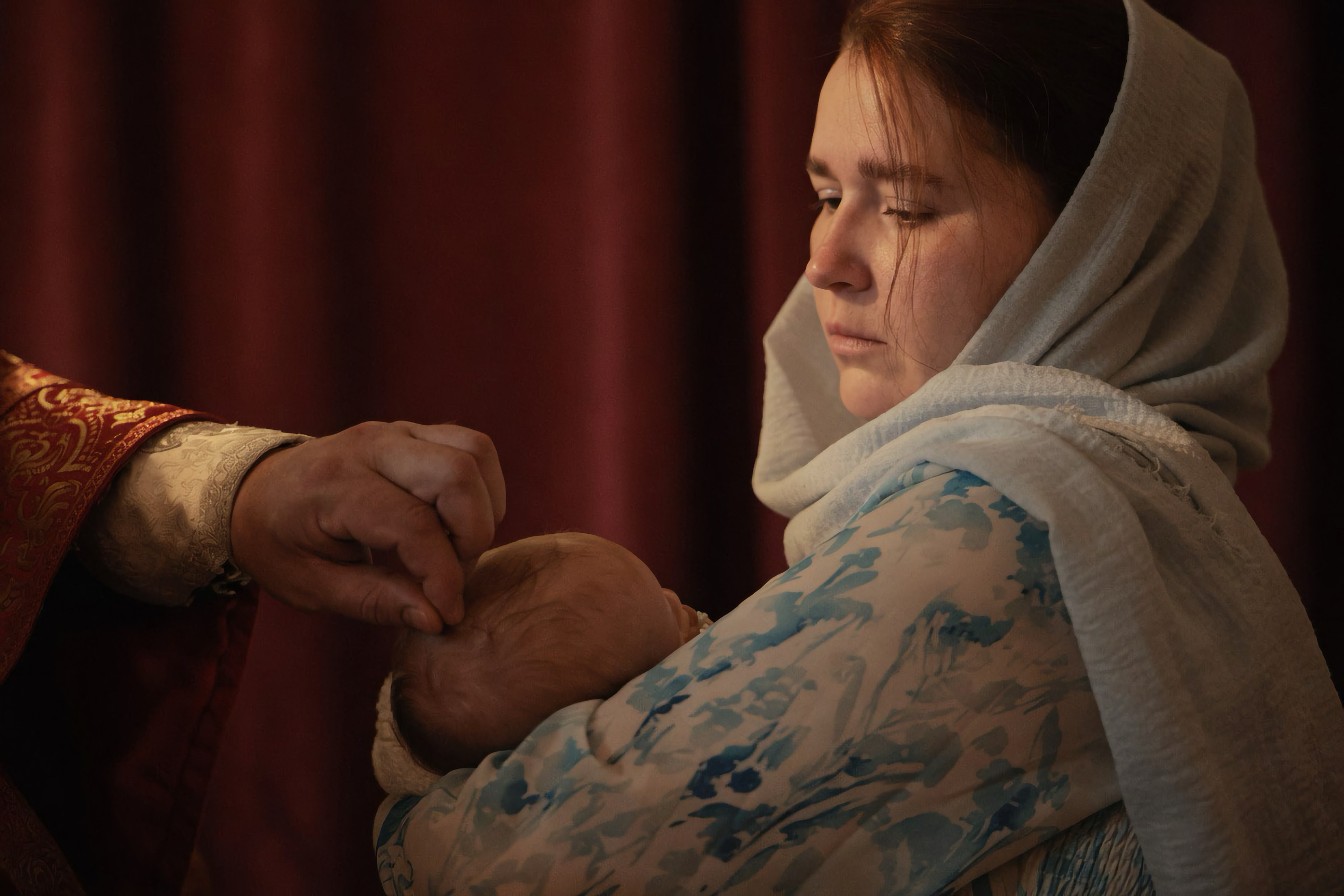 Крещение младенца в Храм-на-Крови в Екатеринбург — профессиональная фотосъёмка и видеосъёмка таинства крещения от Илья Антропов, епархиального фотографа Екатеринбургской епархии. Репортажная и художественная съёмка обряда, семейных моментов, благословения и живых эмоций в храме.