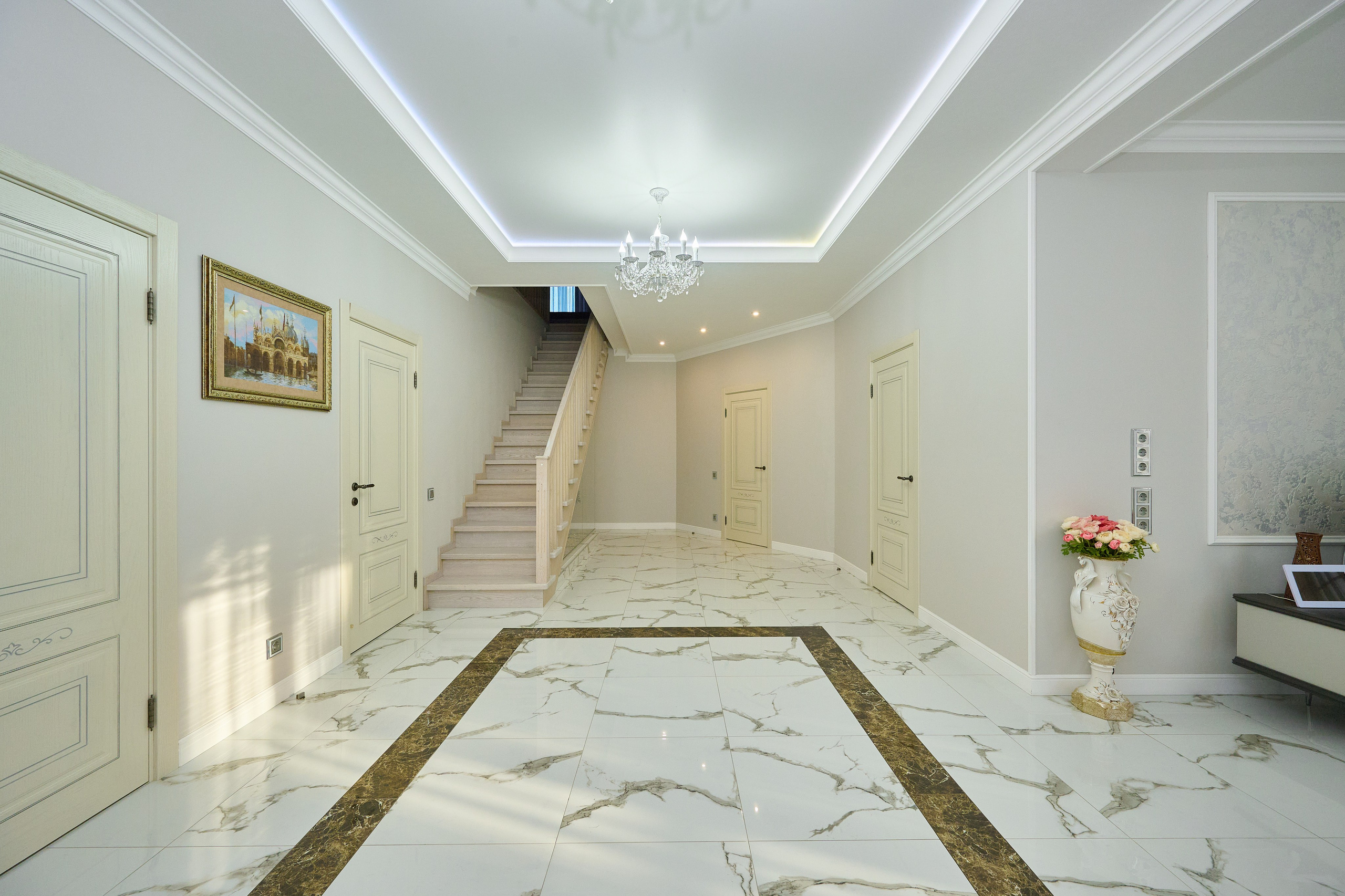 светлые обои лестница белая 