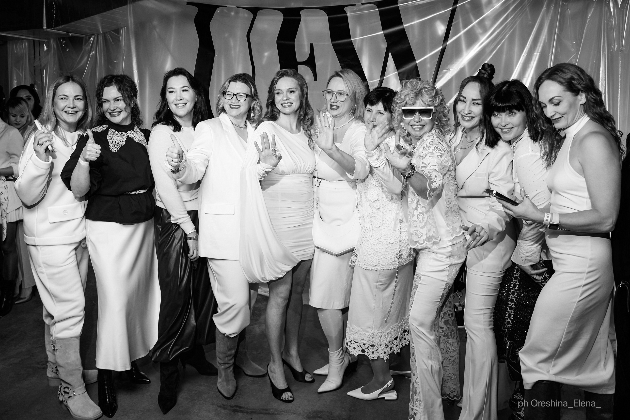 Фотограф Елена Орешина работает в welcome-зоне, показывая гостям их снимки на фоне мероприятия.