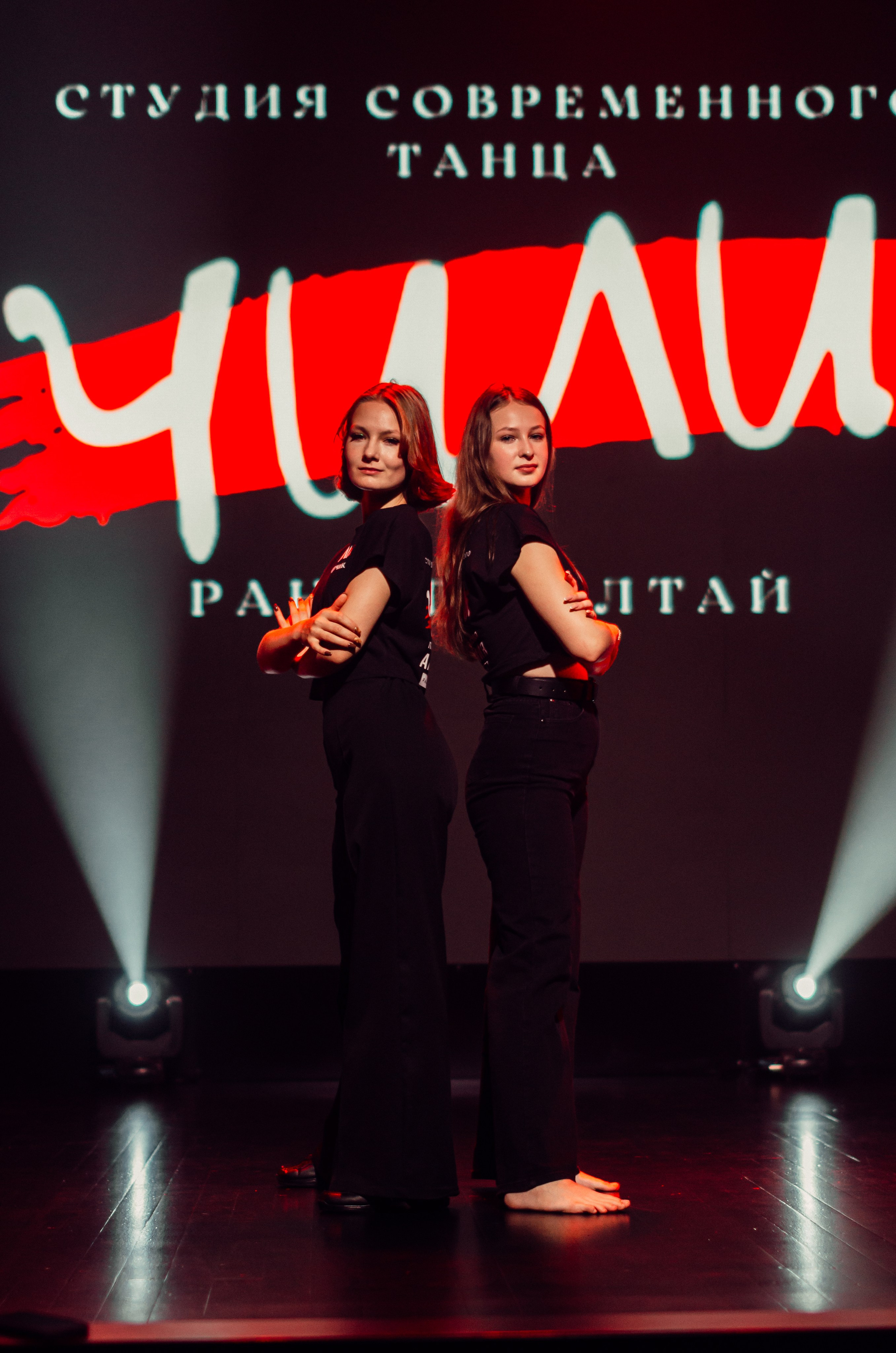 Групповая фотосъемка танцевального коллектива. Денисова Аля — фотограф для парных съемок и индивидуальных историй в Барнауле