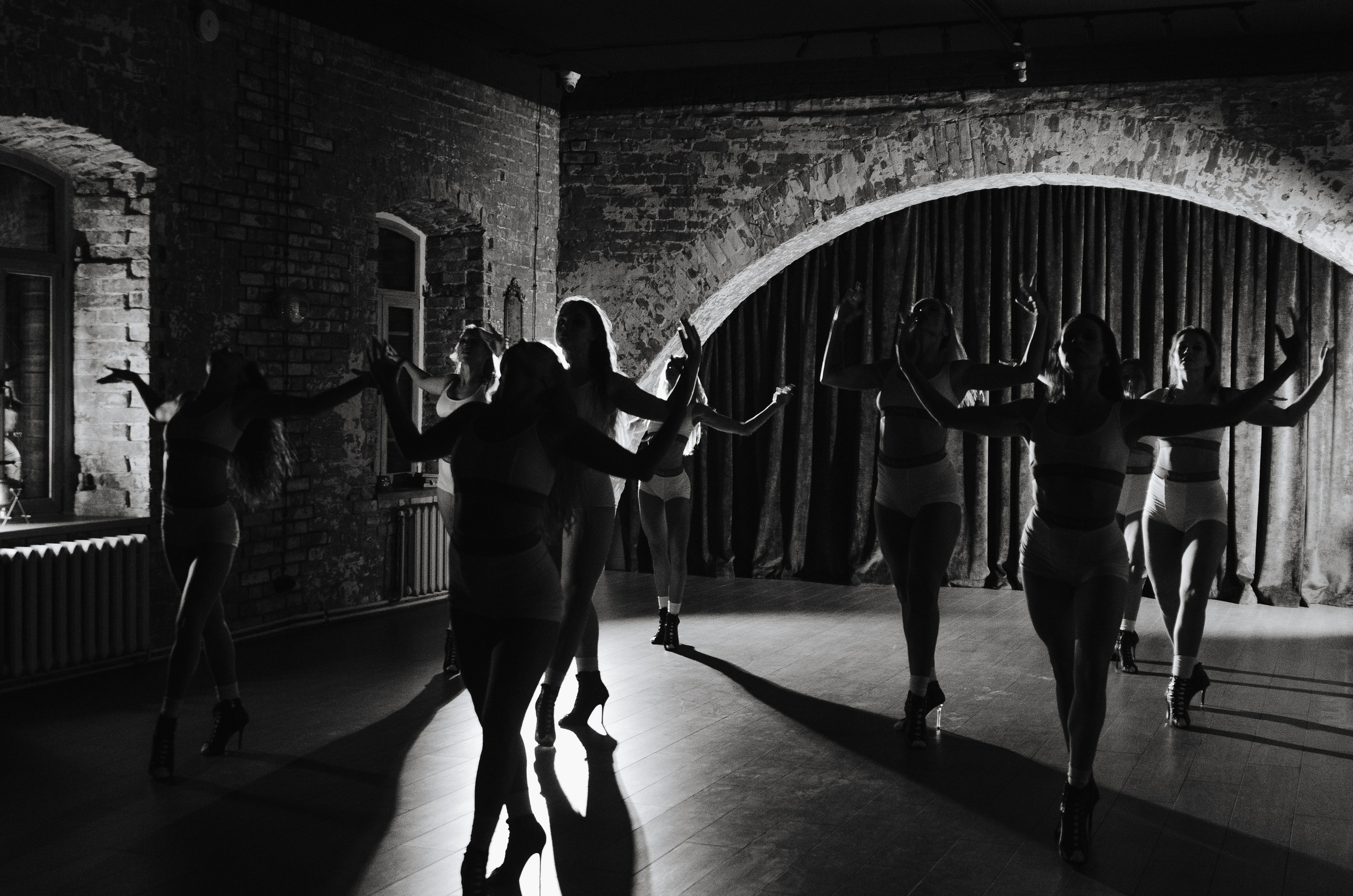 Фото-подглядки с видеосъемки танцевальной команды «Secret». Денисова Аля — фотограф для парных съемок и индивидуальных историй в Барнауле