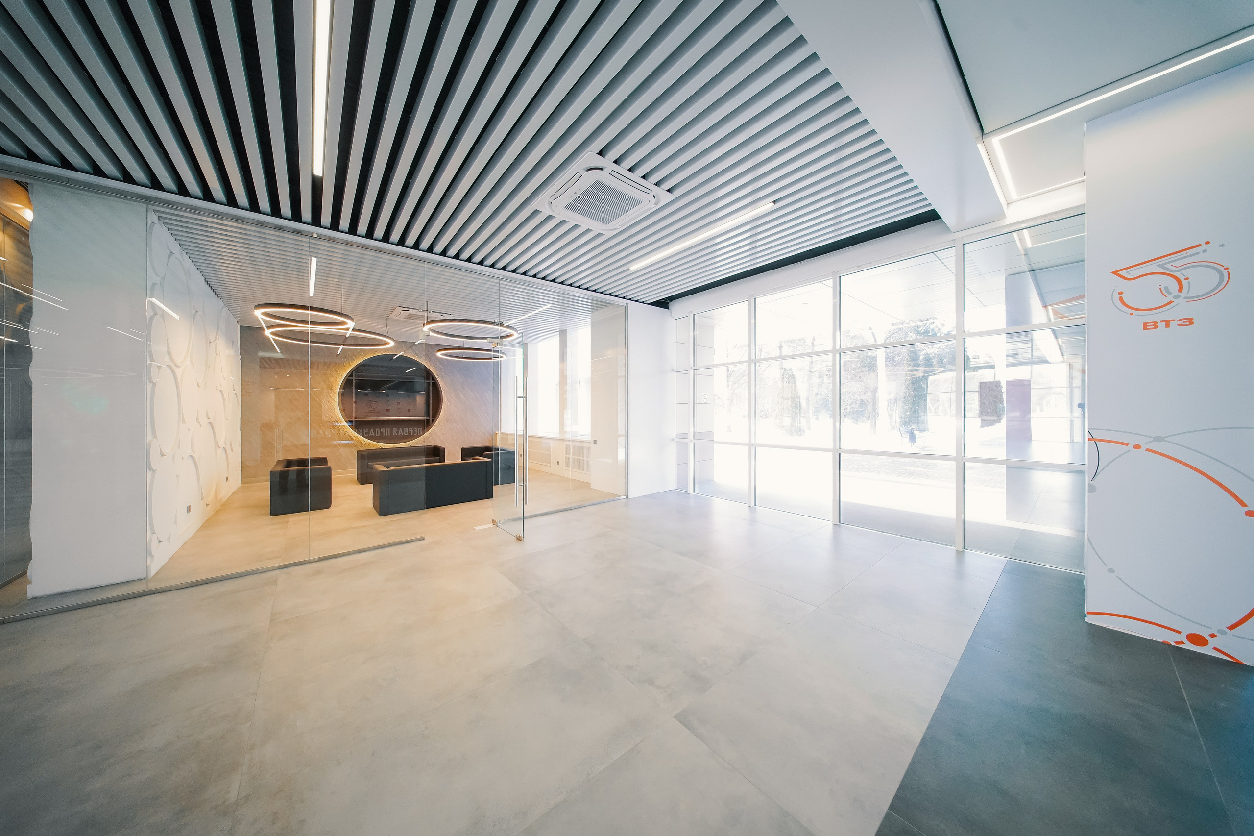 Фойе заводоуправления ВТЗ. Фотограф Никита Барановский