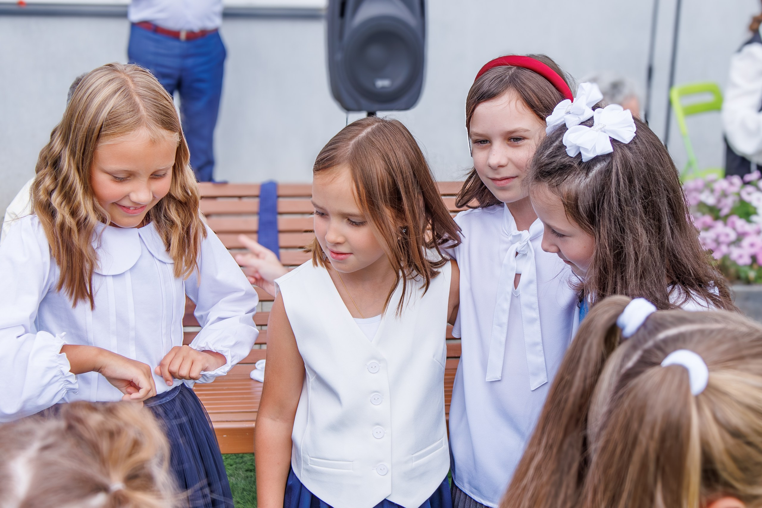 дети обнимаются, радуются встрече с друзьями после каникул; аниматоры на школьном празднике 1 сентября, дети смеются и радуются