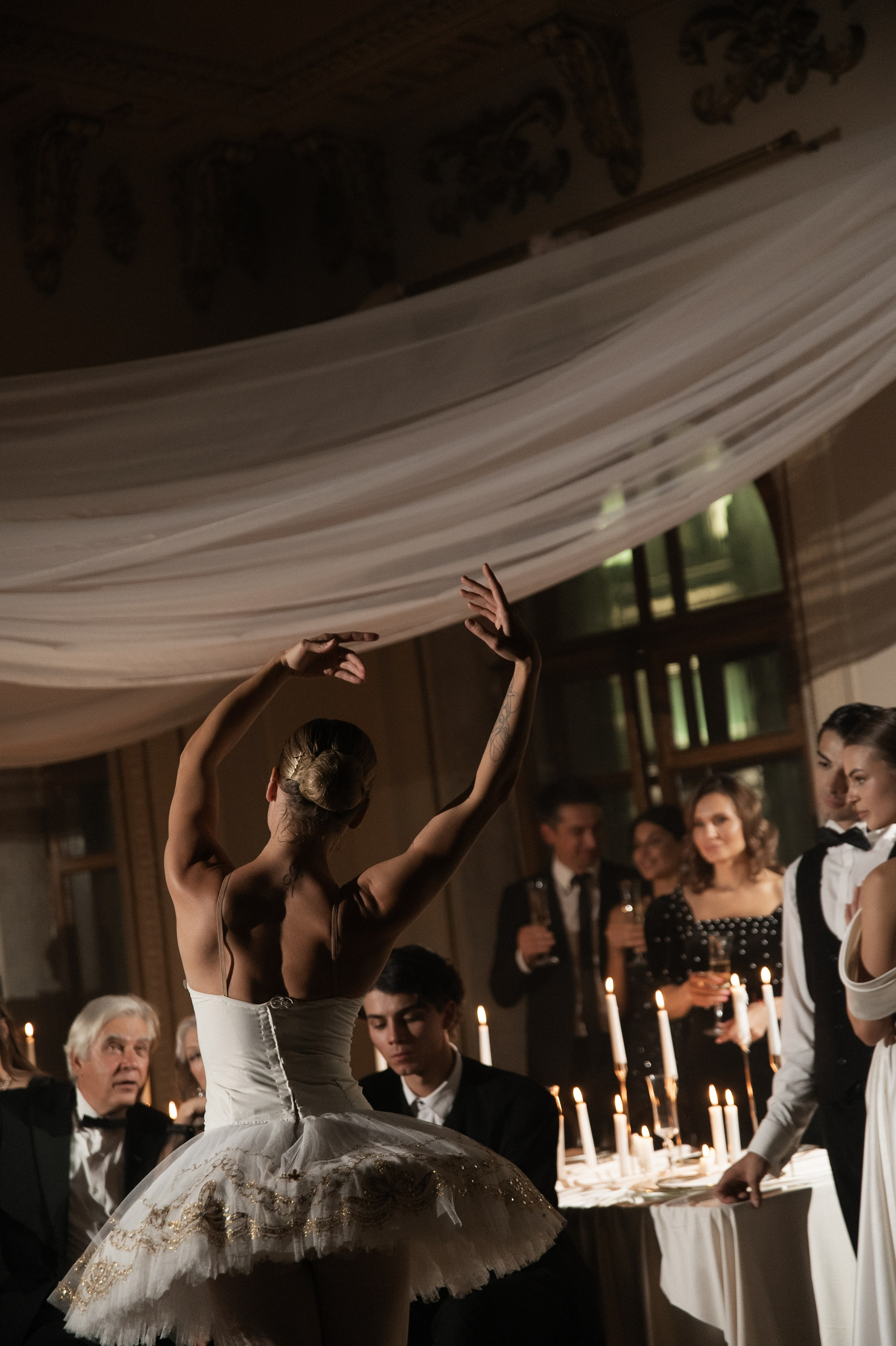 Камерный свадебный ужин при свечах в старинном особняке в фотостудии 21. Kult. Ярослава Ерина — свадебный фотограф в Москве