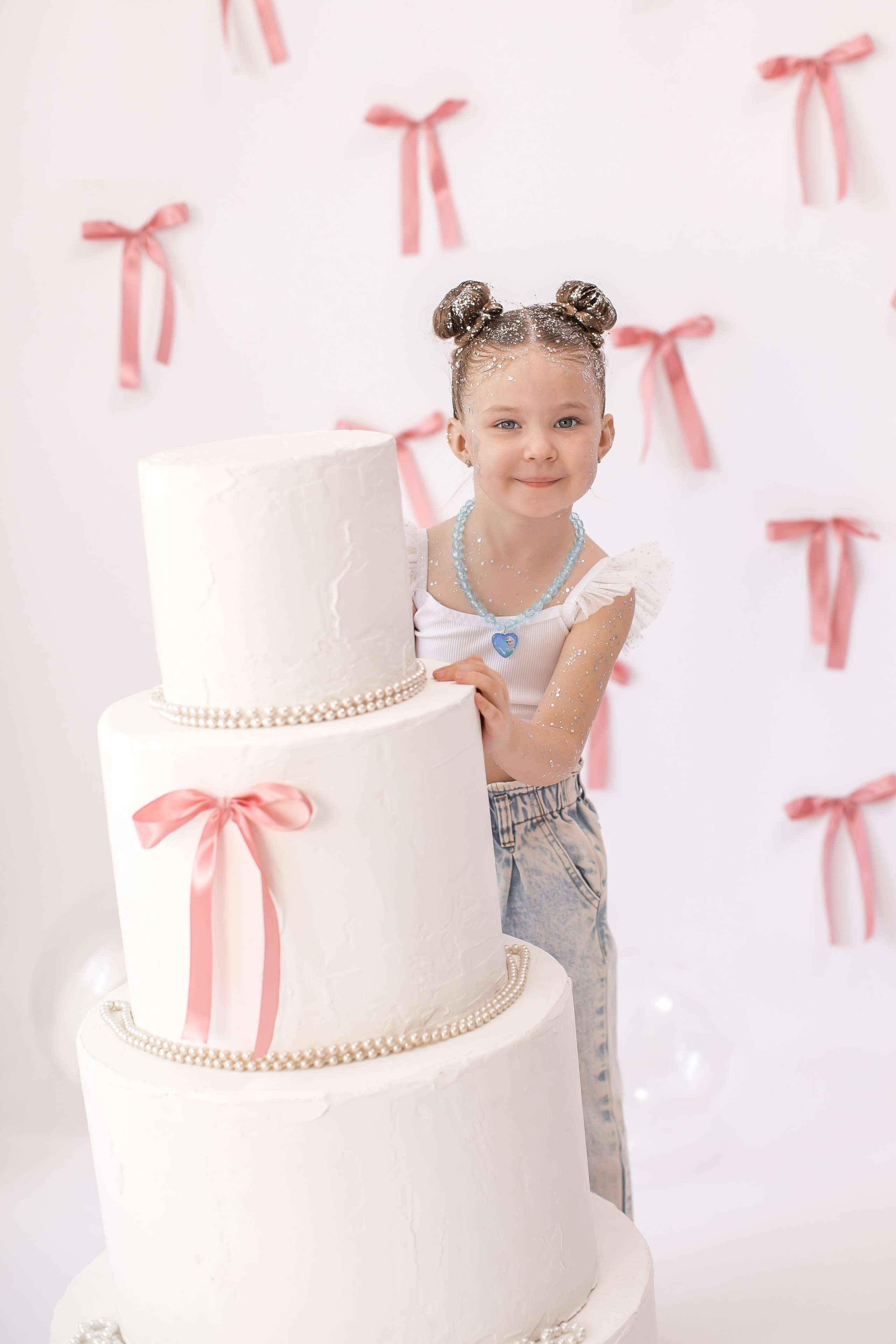 День рождение от 4 до 18 лет (на белом фоне). Детский семейный фотограф на первый годик город Новосибирск Дымова Светлана пакеты всё включено 1-3 года