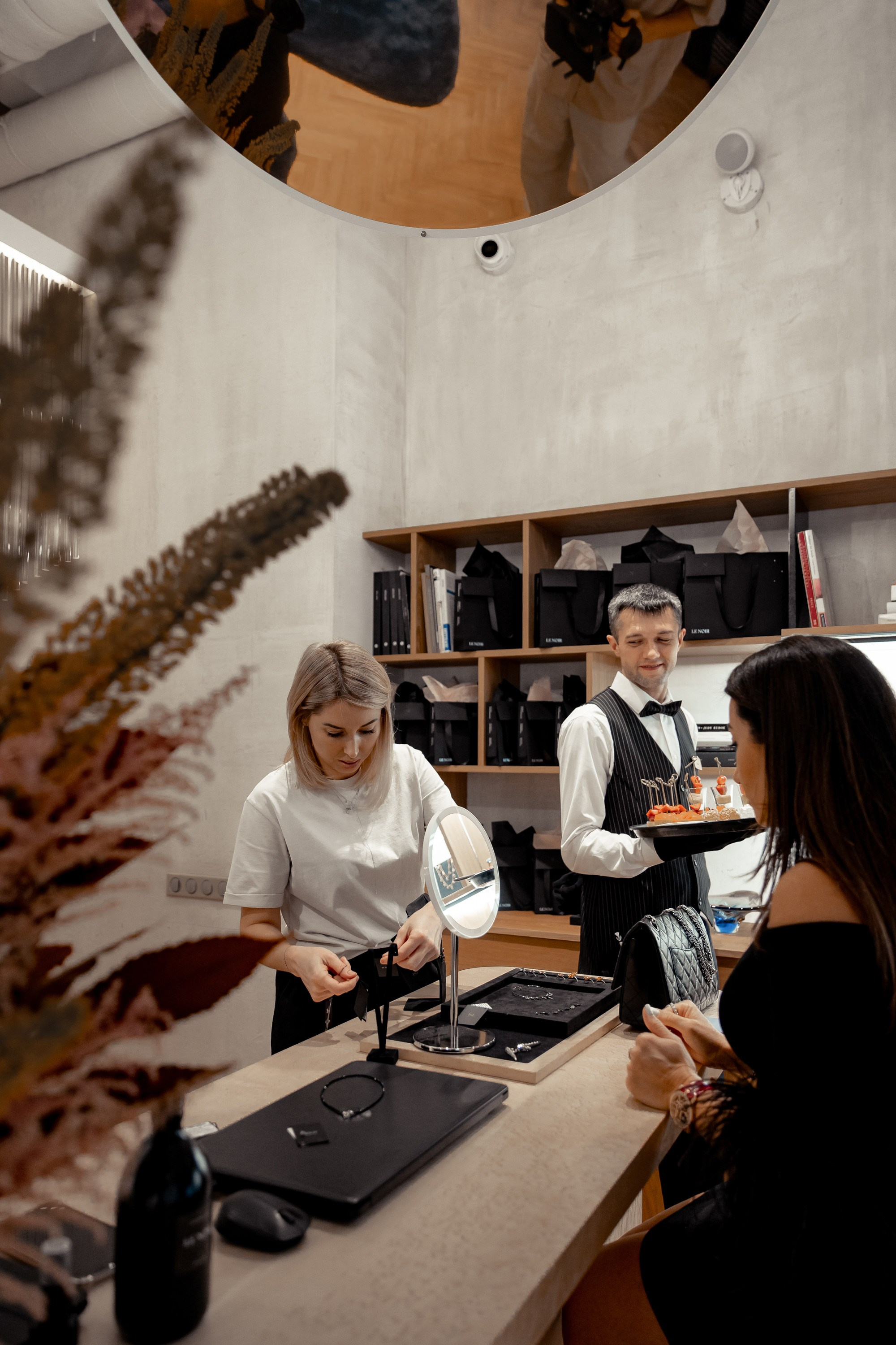 Презентация коллекции цветных драгоценностей в Le Noir. Главная