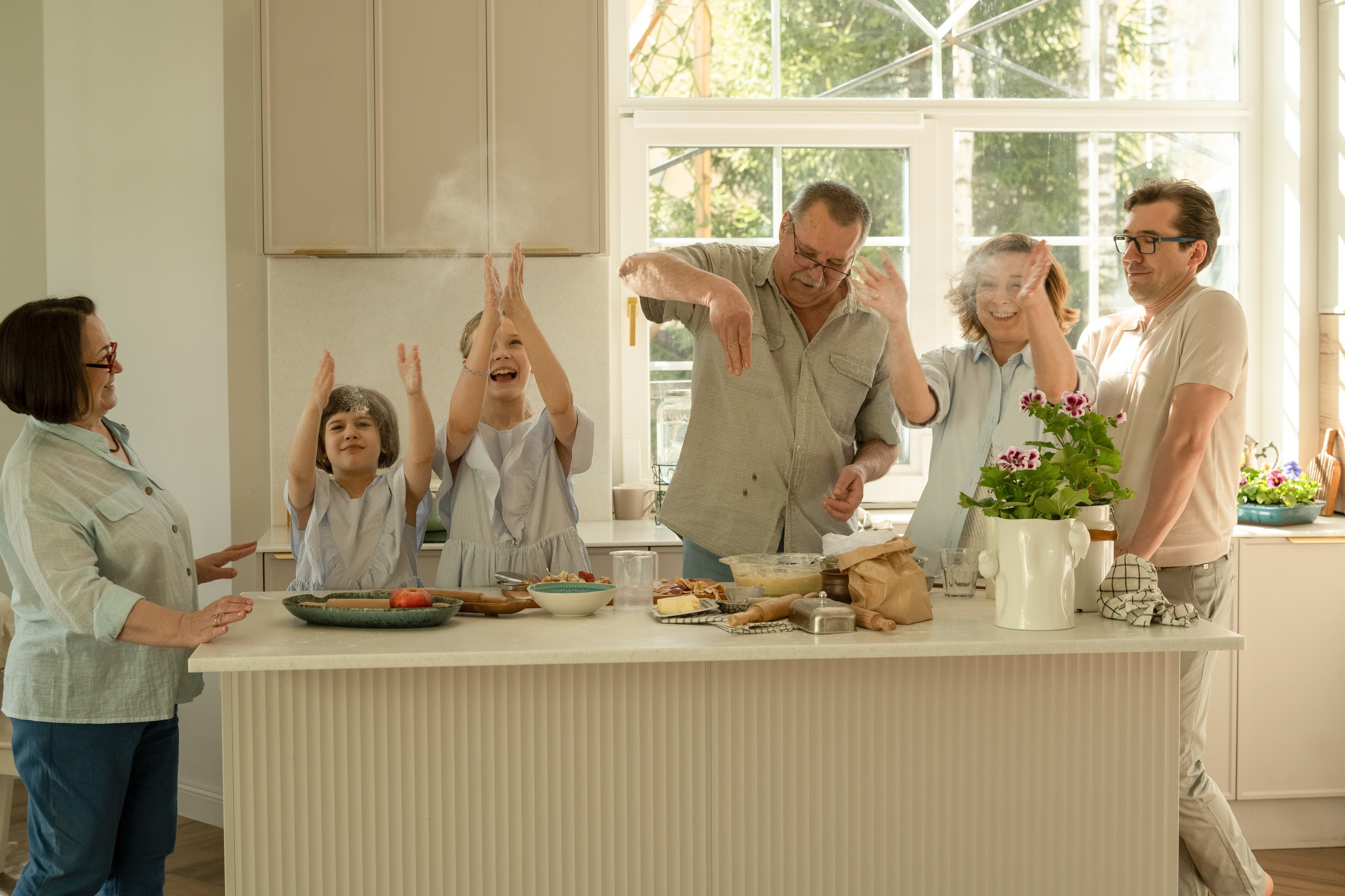 Дети хлопают в ладоши и мука разлетается во все стороны