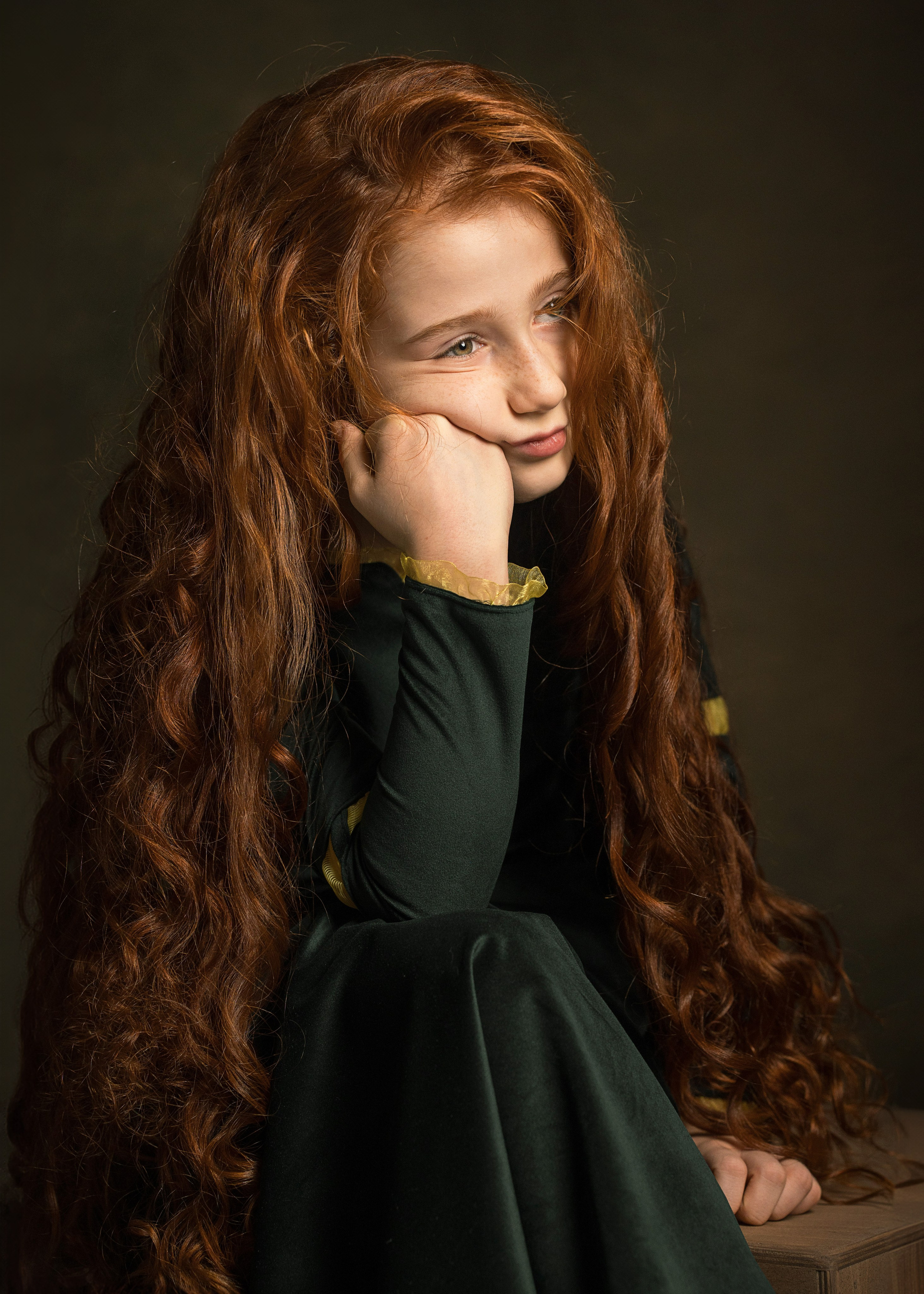 Художественный детский портрет в студии в образе Мериды.