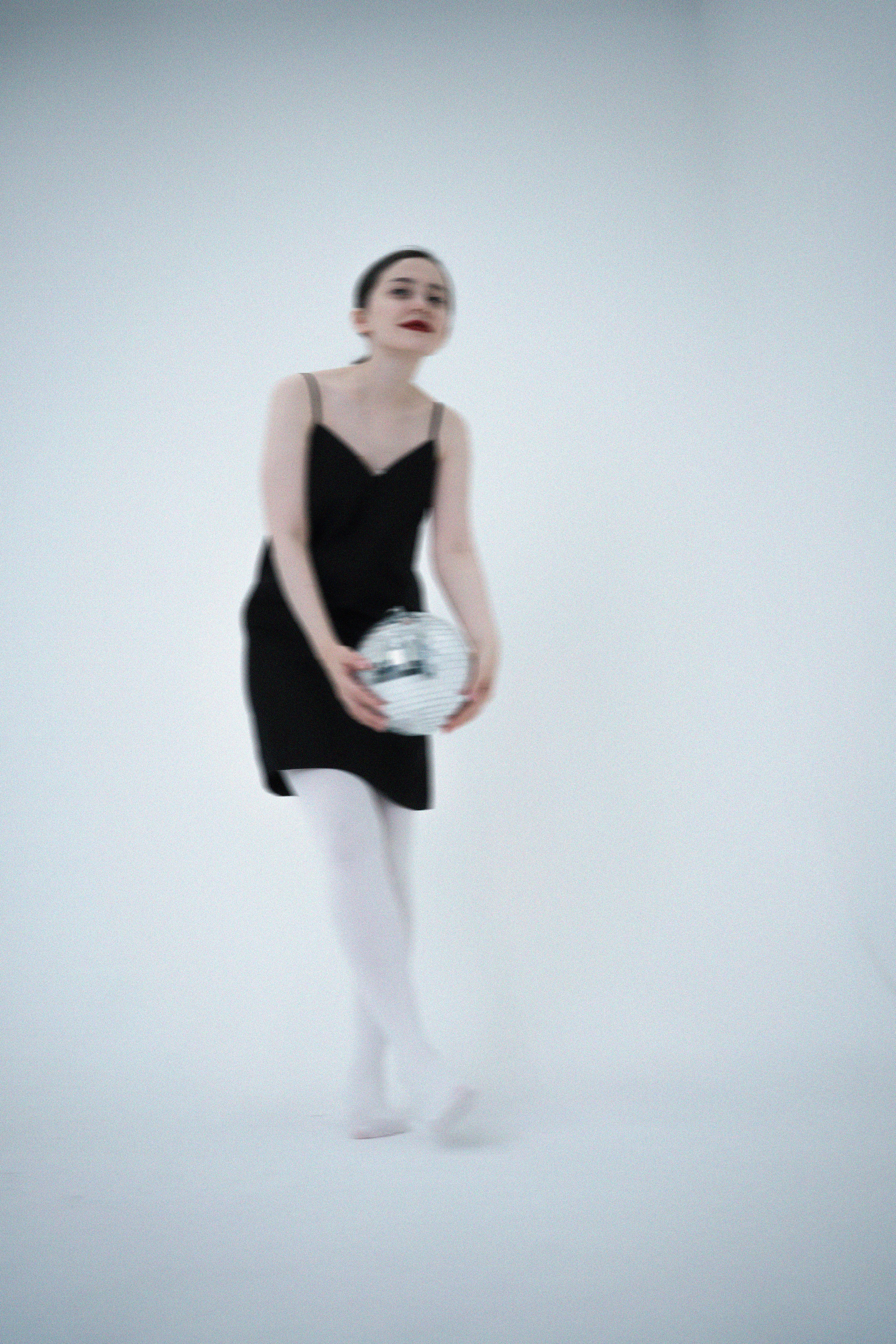 ДЕВОЧКА НА ШАРЕ. Главная