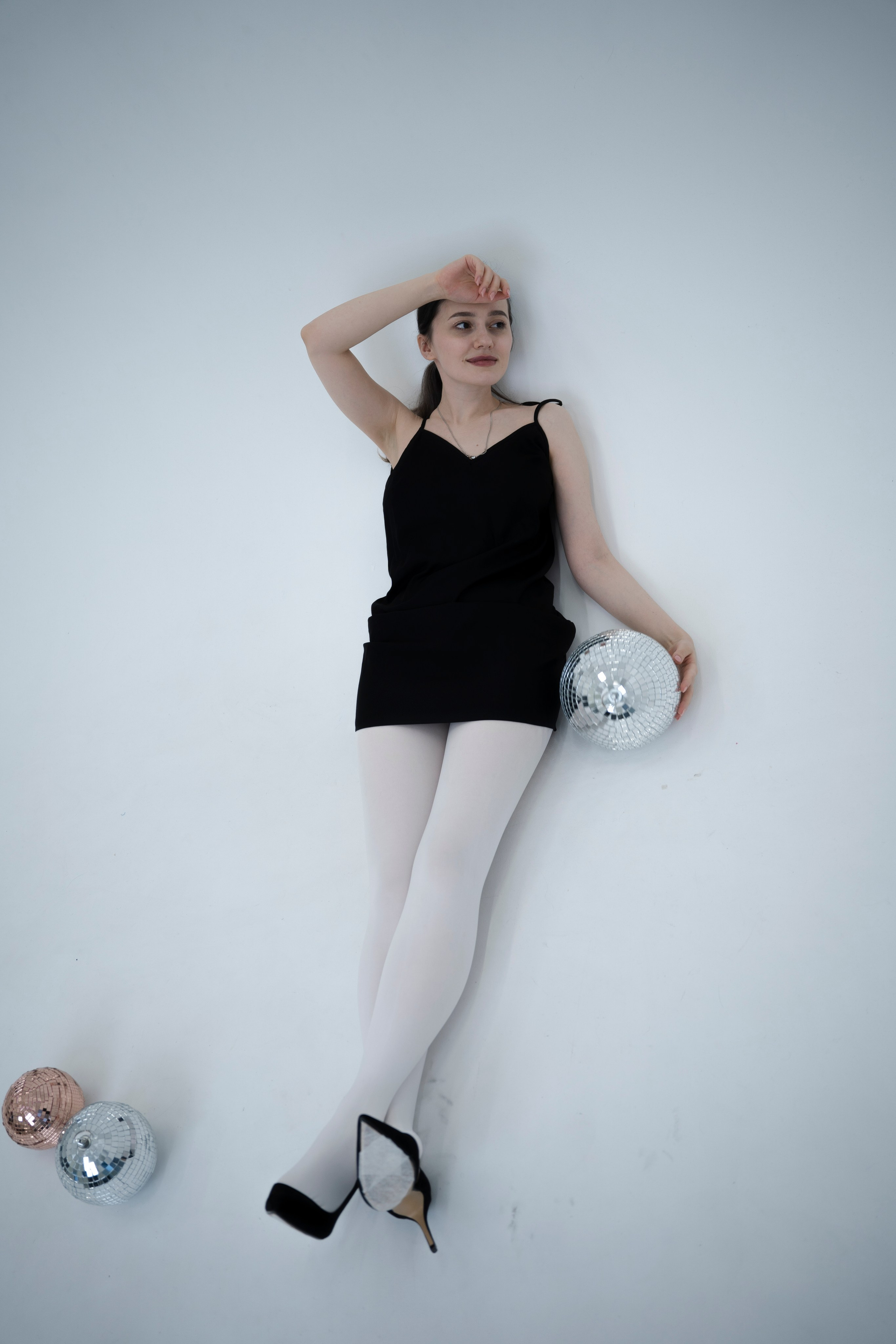 ДЕВОЧКА НА ШАРЕ. Главная