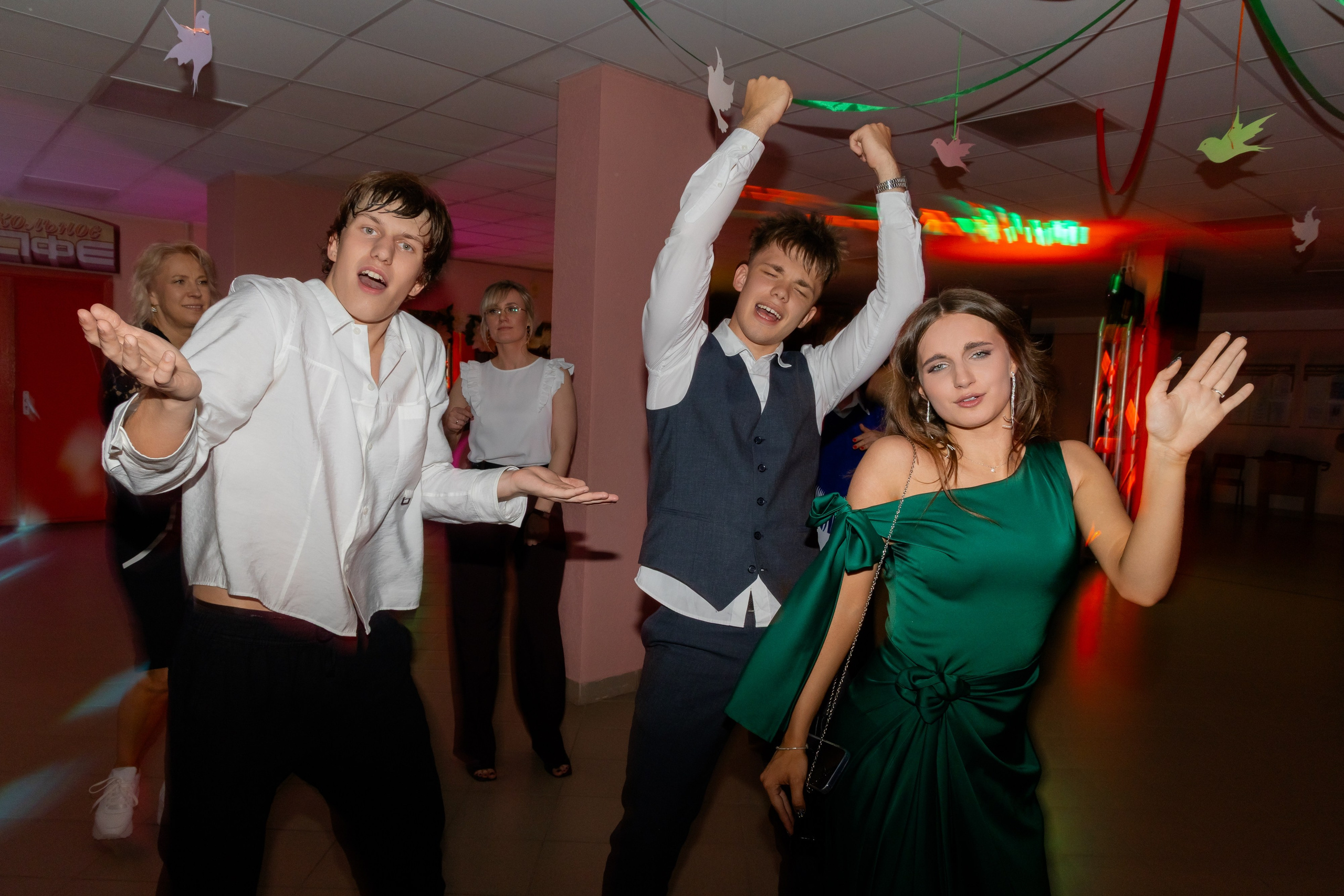 Школьный выпускной 2025 год в Минске, Беларуси. Свадебный фотограф в Минске/Беларуси Сергей Спиридонов