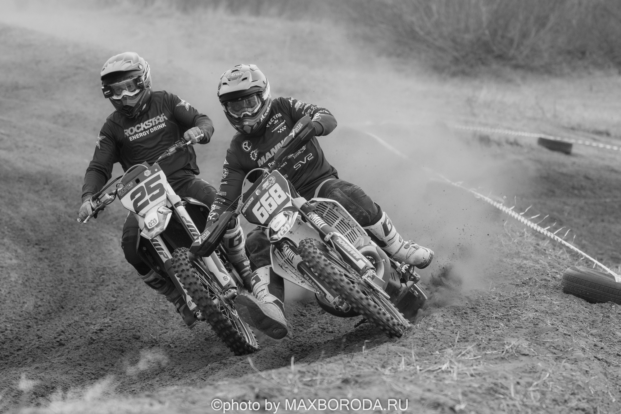 борьба спортсменов на соревнованиях по мотокроссу