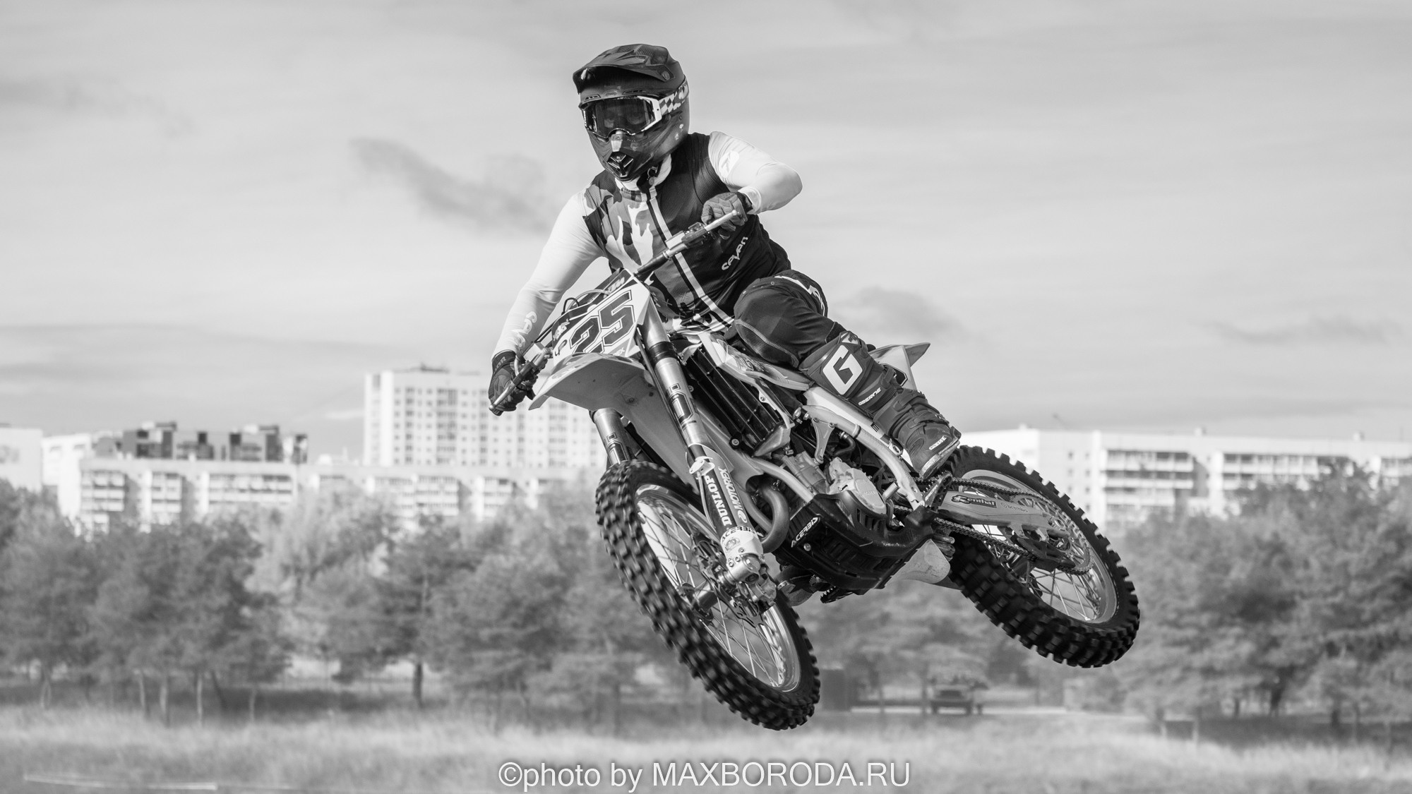 Дмитрий Винтаев прыжок на мотоцикле на соревнованиях по мотокроссу - Кубок "РУССКИЕ МОТОЦИКЛИСТЫ"