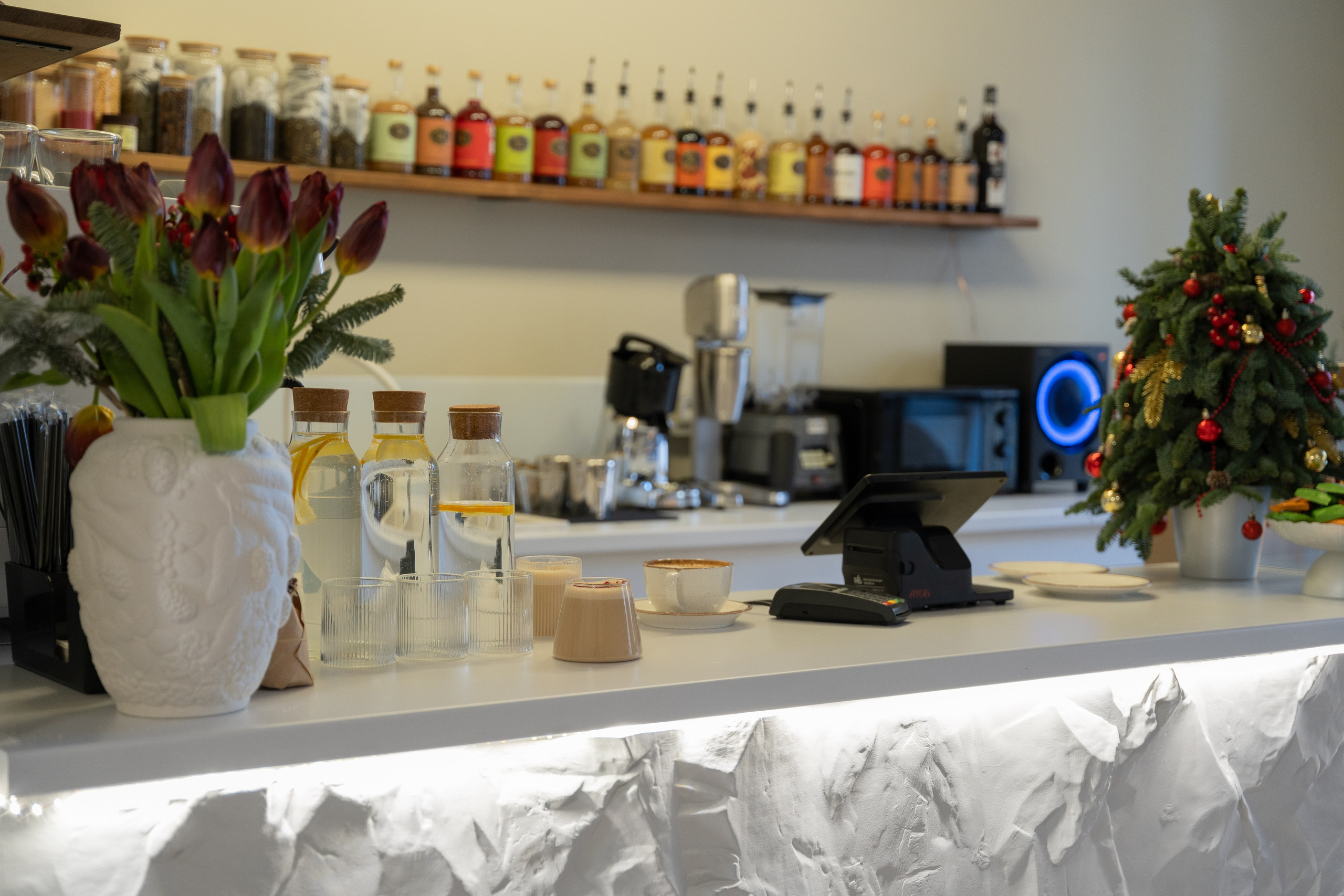 Интерьерная фотосъемка кофейни Love and Coffee — уютное место в Краснодаре Профессиональная фотосъемка интерьера кофейни в Краснодаре — Love. Шедевры для Вас! Фотограф и Видеограф в Краснодаре Пахиев Руслан