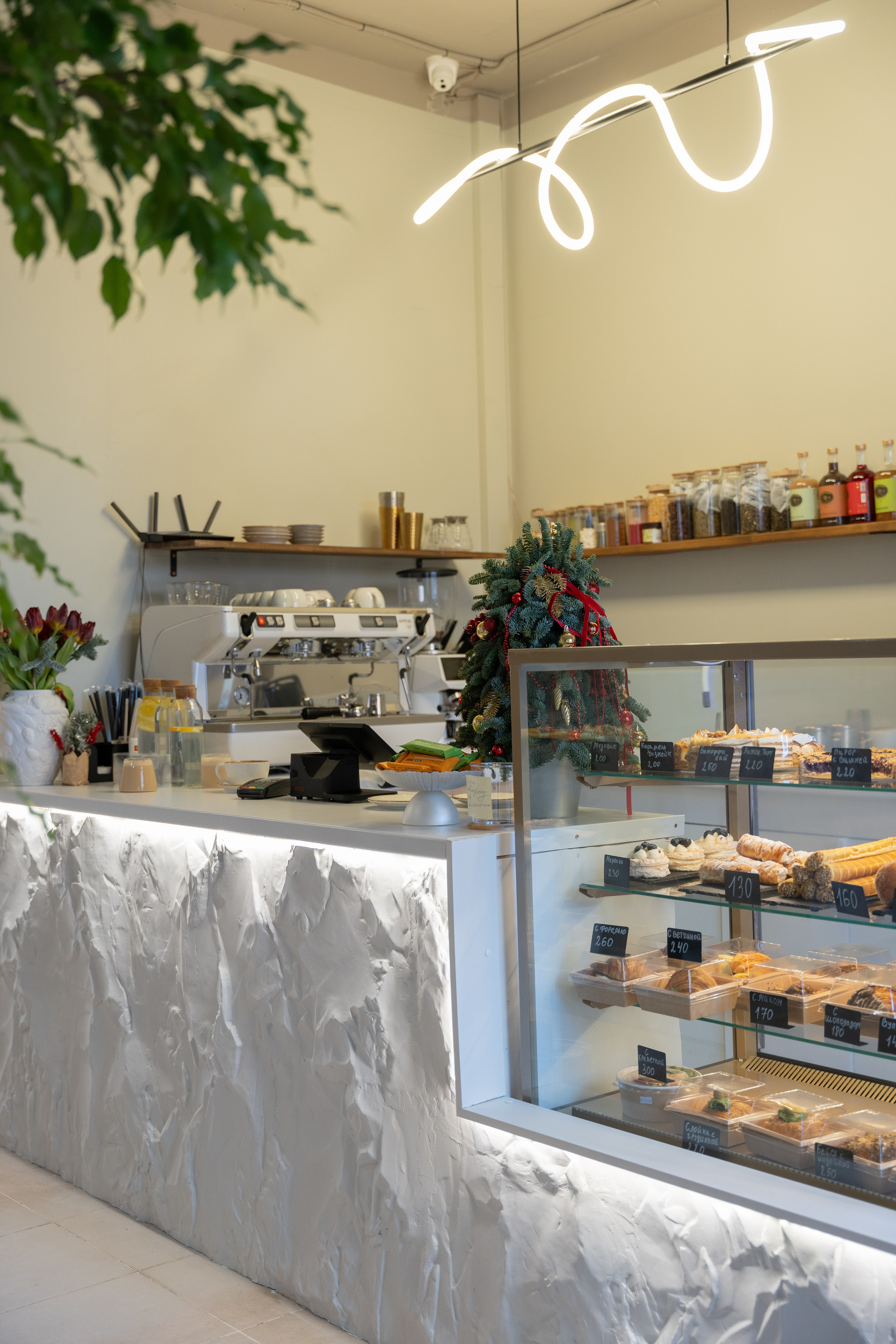 Интерьерная фотосъемка кофейни Love and Coffee — уютное место в Краснодаре Профессиональная фотосъемка интерьера кофейни в Краснодаре — Love. Шедевры для Вас! Фотограф и Видеограф в Краснодаре Пахиев Руслан