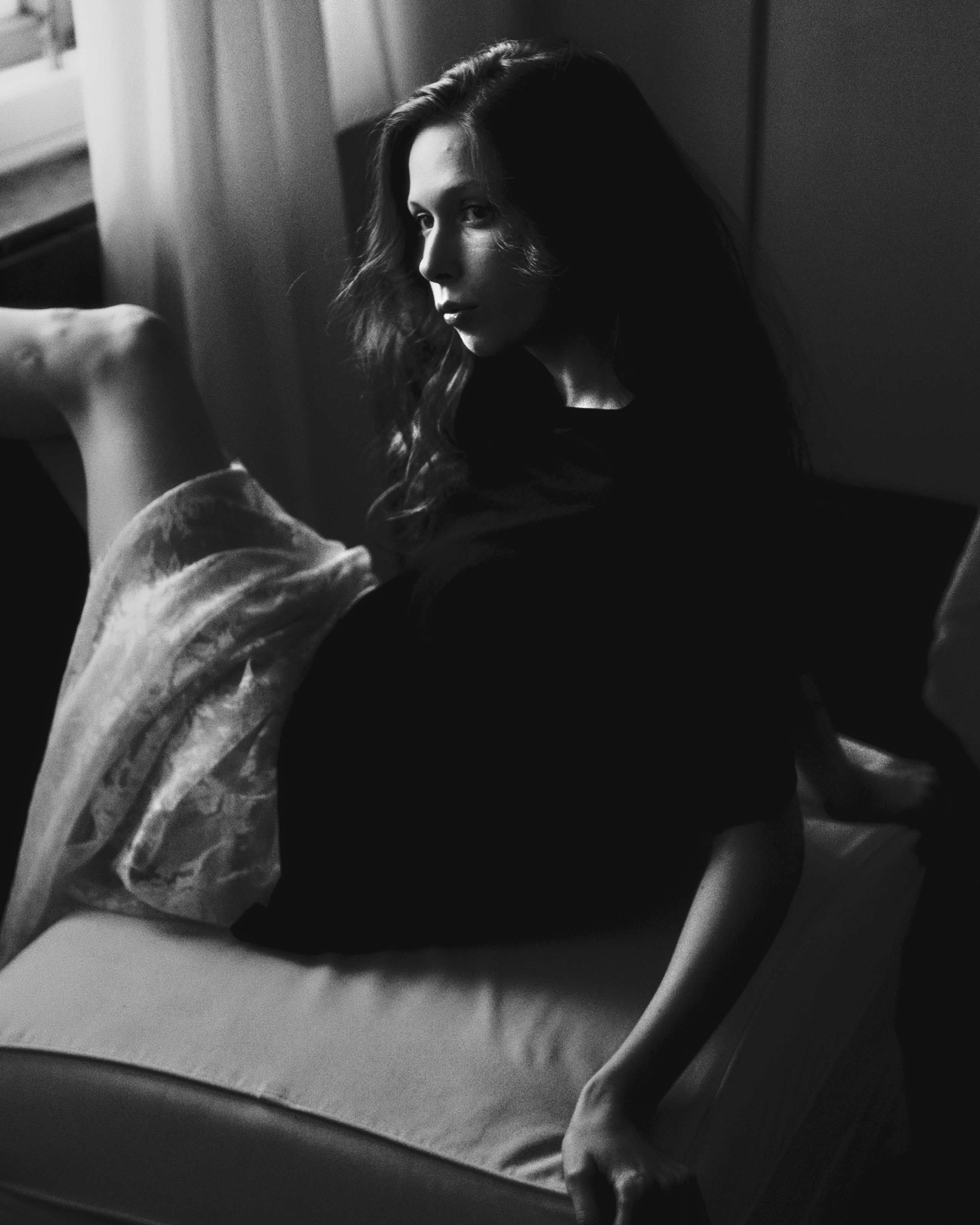 Женский черно-белый портрет в дождь