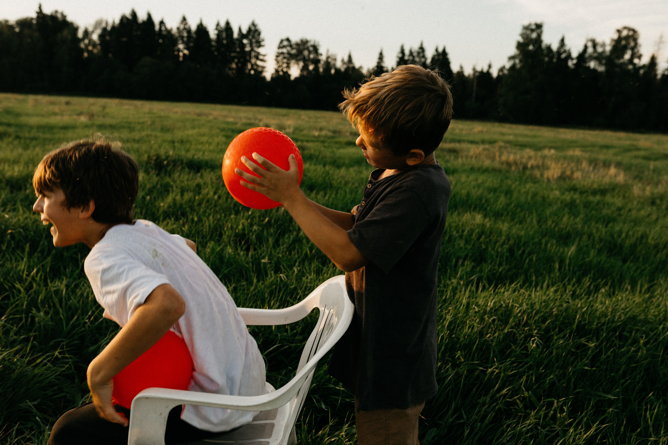 Фотосессия с красными мячами. Семейный фотограф Маша Тимофеева | Москва
