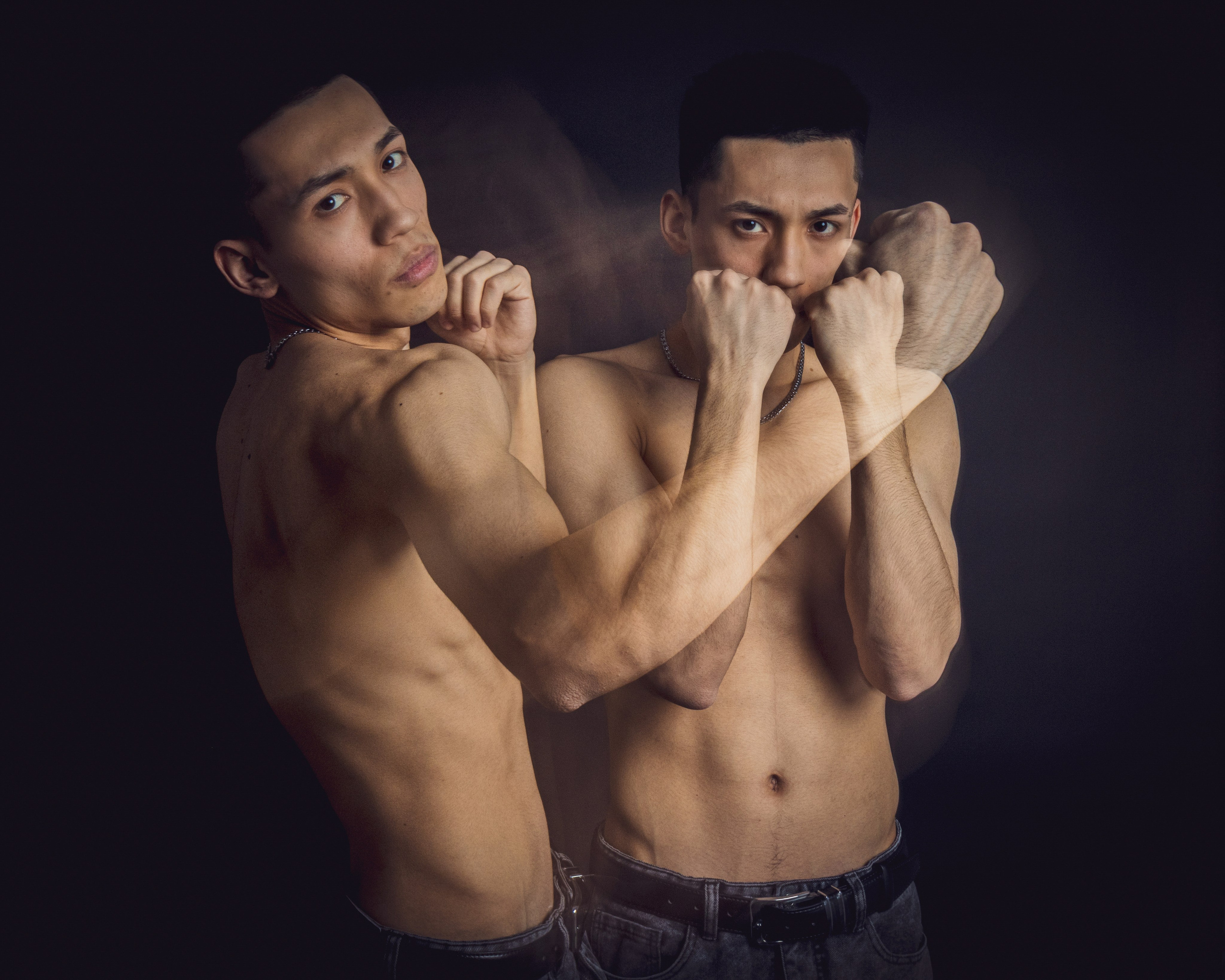 Съемка с двойной экспозицией - боксер запечетлен в двух позах одним кадром