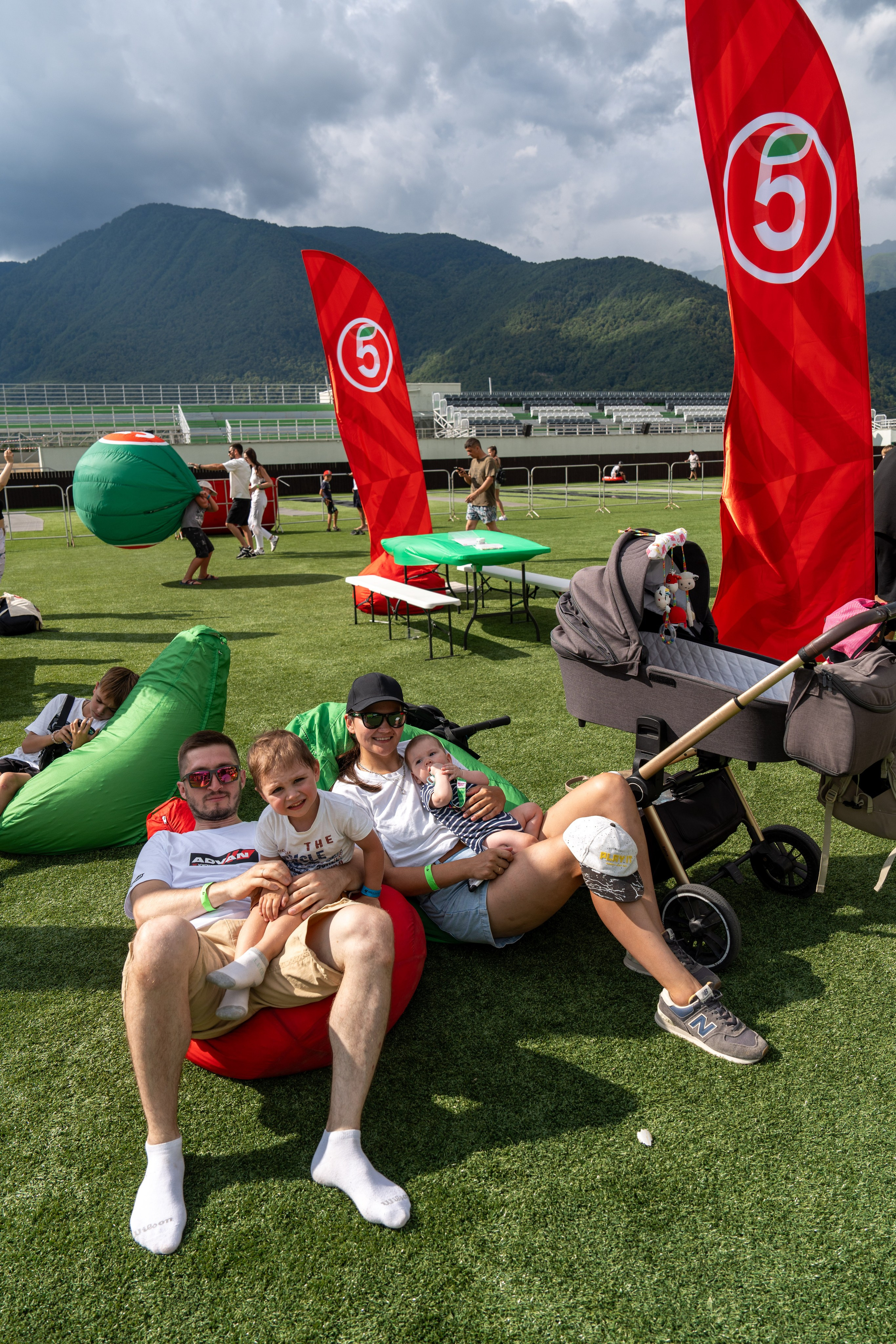 Фотоотчет партнеской интеграции для сети «Пятерочка» на фестивале «Grounded». Репортажный фотограф в Красной Поляне и Сочи Павлюченко Екатерина