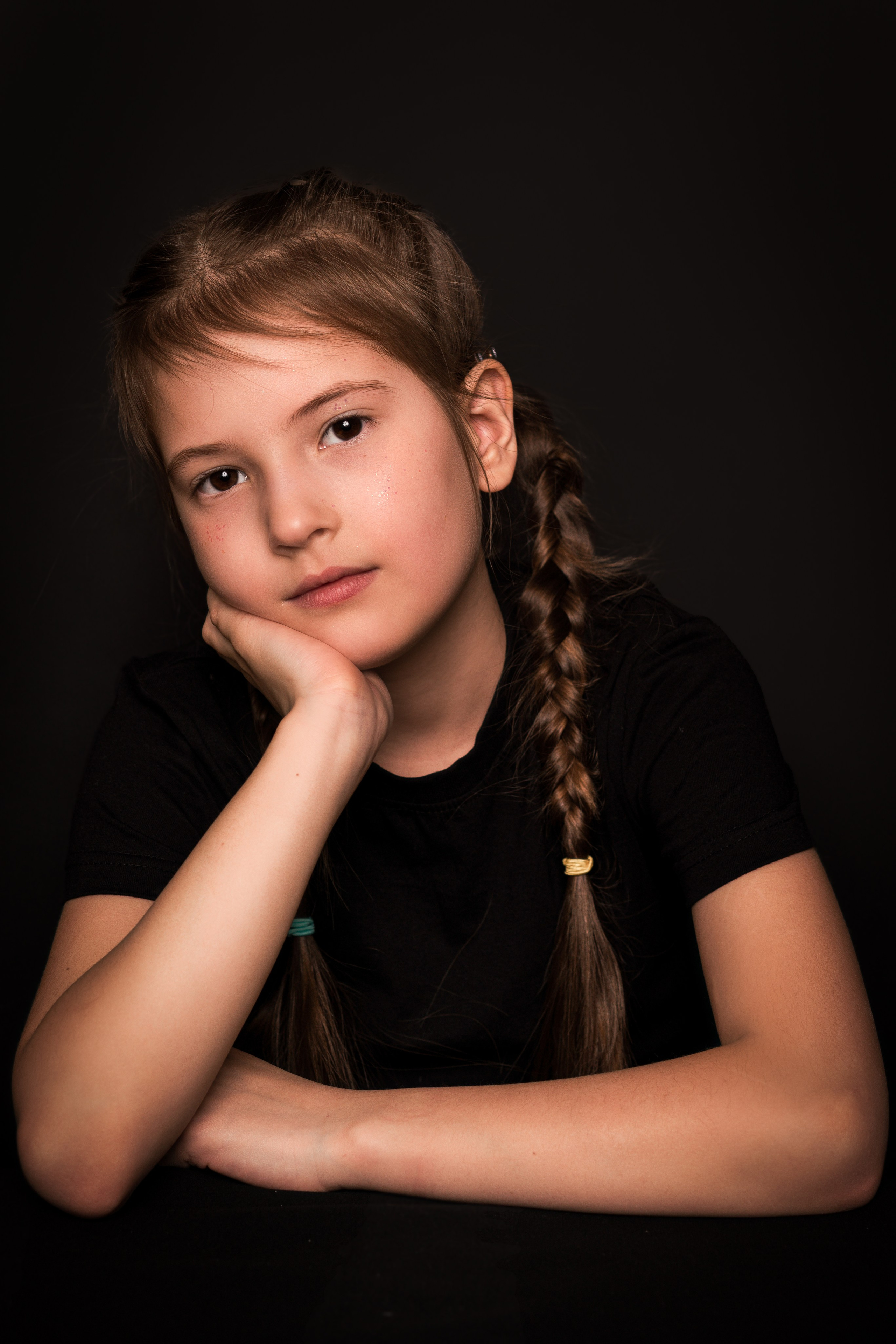 Детский сад, портреты на чёрном фоне. Фотограф Шунова Саша