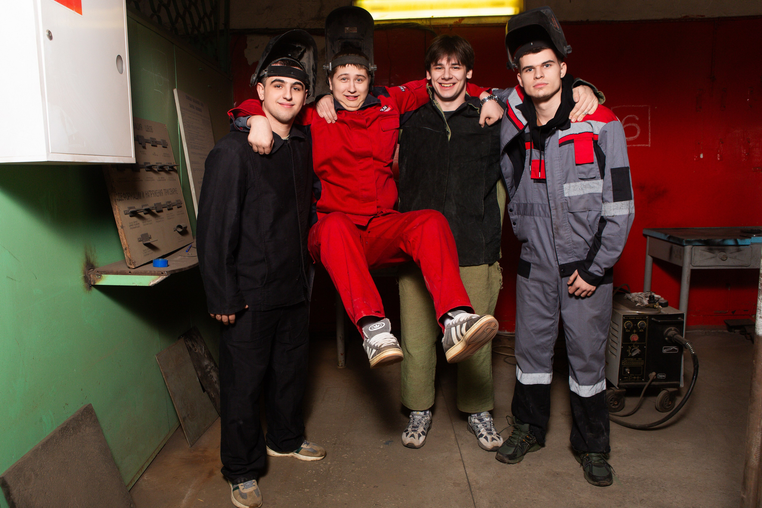 Фотосессия в Цеху для Выпускников Сварочного Производства | Твой Альбом Мценск. ТВОЙ АЛЬБОМ / ТВОИ ПРАВИЛА