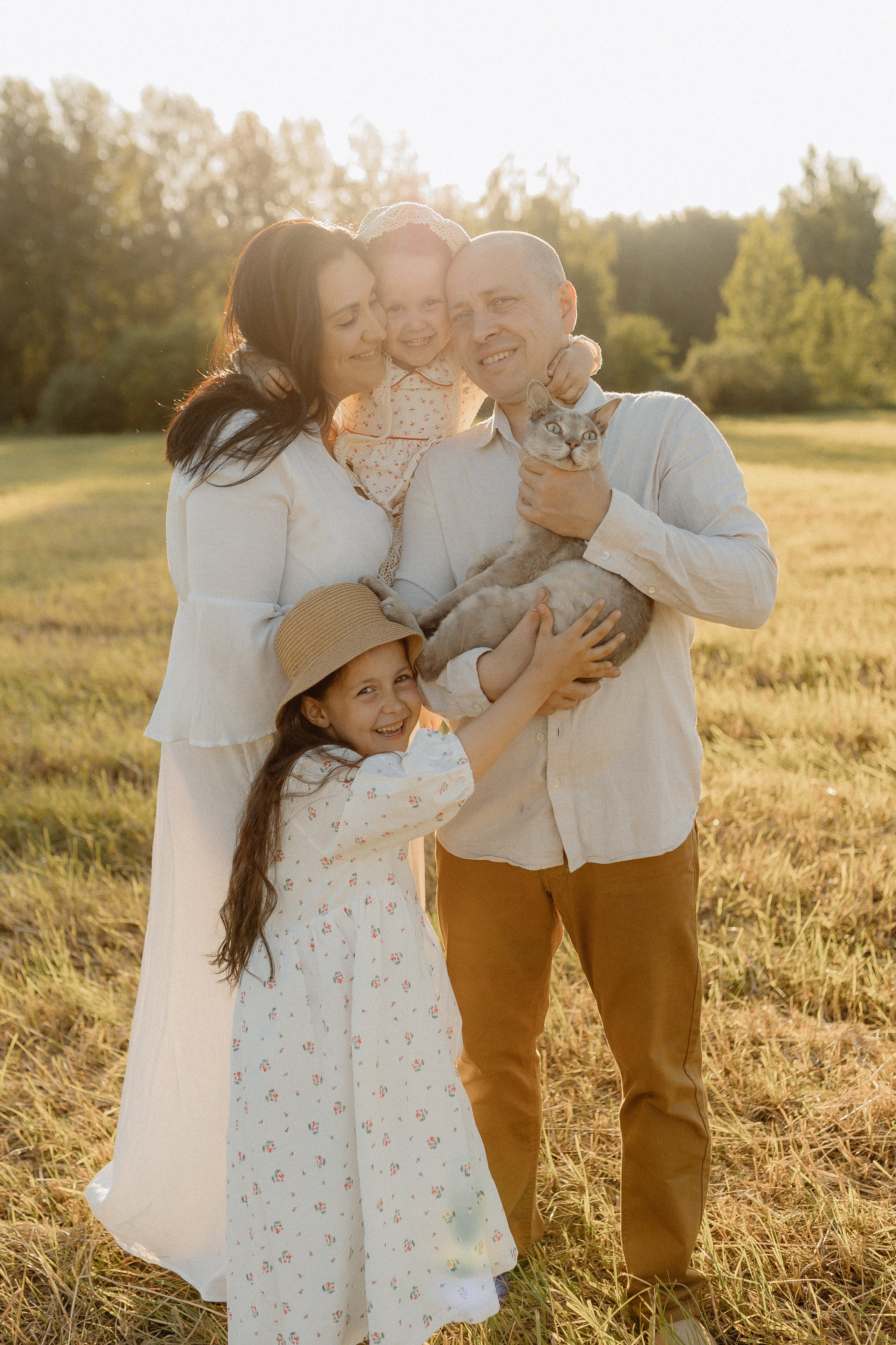 Семейная фотосессия с усатым любимцем. Главная