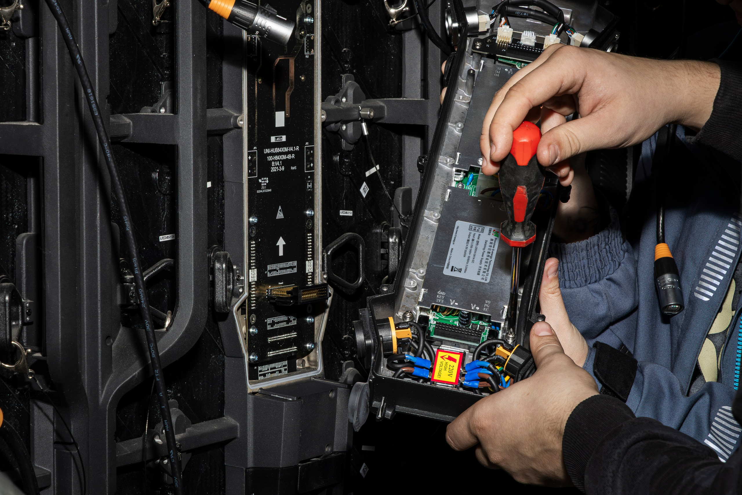 Монтаж медиаэкрана: технические детали установки на стадионе.