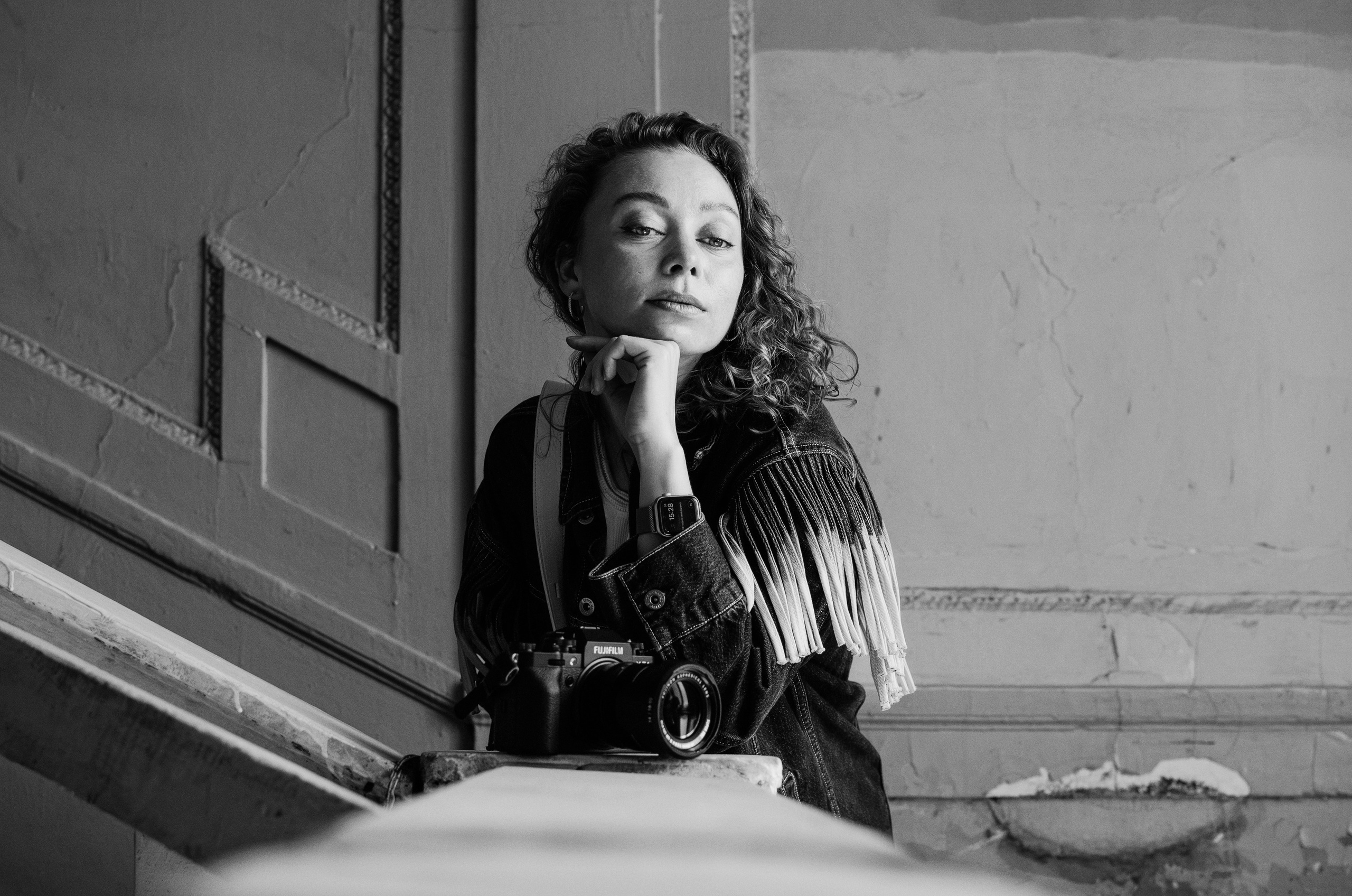 Фотопрогулка по питерским дворикам и парадным в формате разведки новых мест. Портретный и репортажный фотограф в Санкт-Петербурге Варвара Жукова