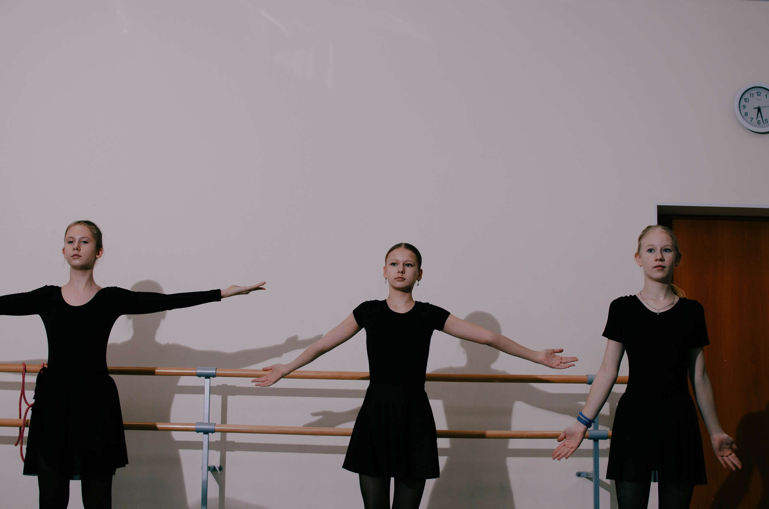 Экспериментальная (со вспышкой на стойке) съемка урока хореографии. Хореографический коллектив «Русская тройка», средняя группа. Портретный и репортажный фотограф в Санкт-Петербурге Варвара Жукова